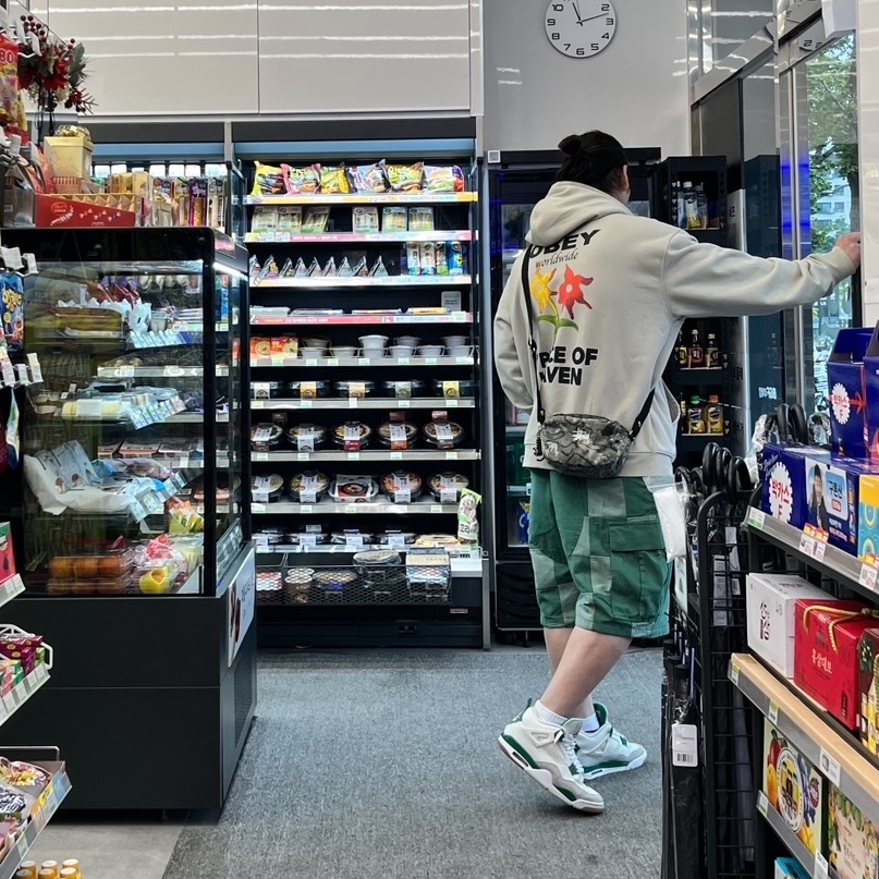Jordan x Travis Scott Jumpman Jack TR Black and Dark Mocha, Nike x Stussy Reversible Jacket Black (FJ9154-010) 착용 스타일 - 8