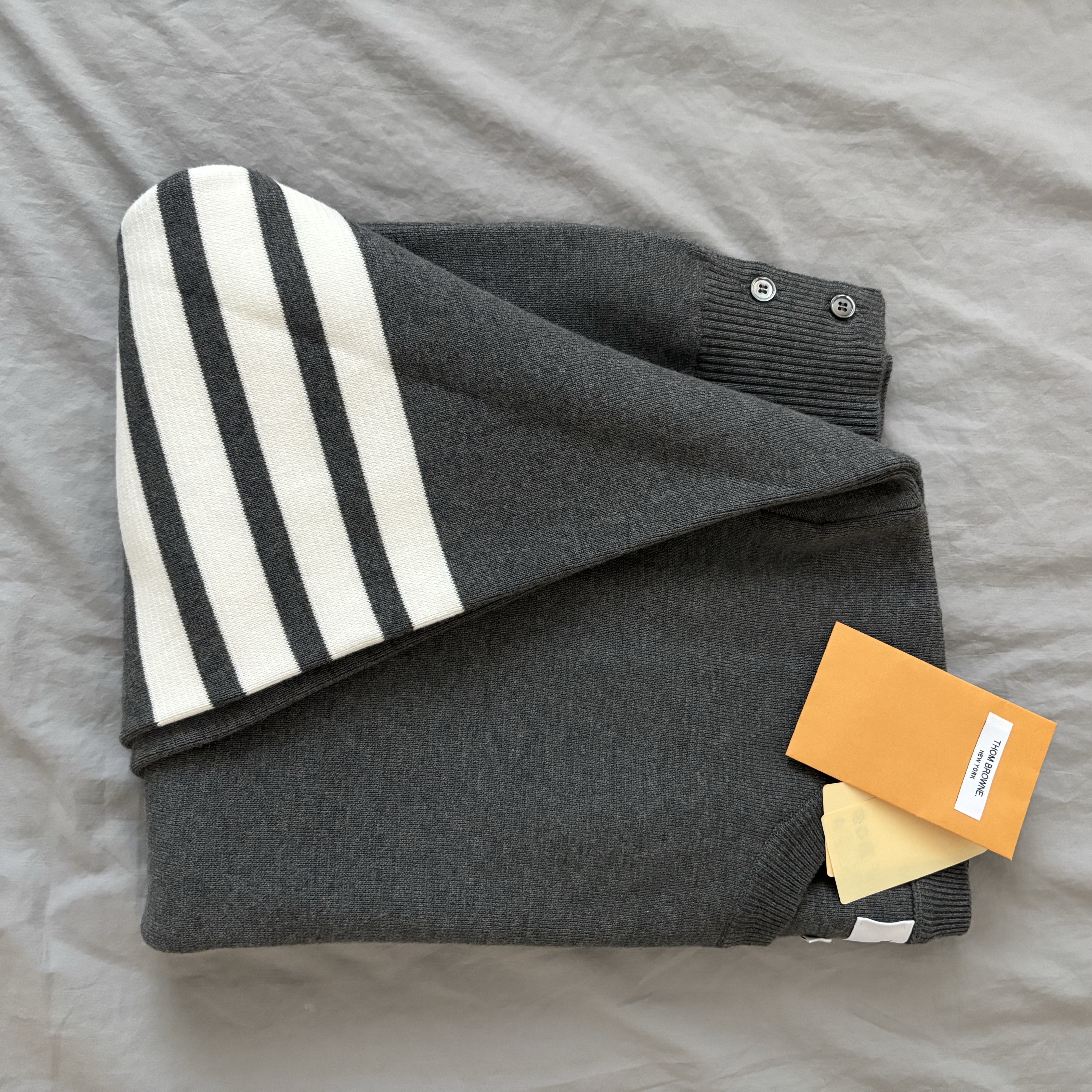 Thom Browne Milano Stitch 4-Bar Crewneck Pullover Knit Medium Grey 착용 스타일 - 2