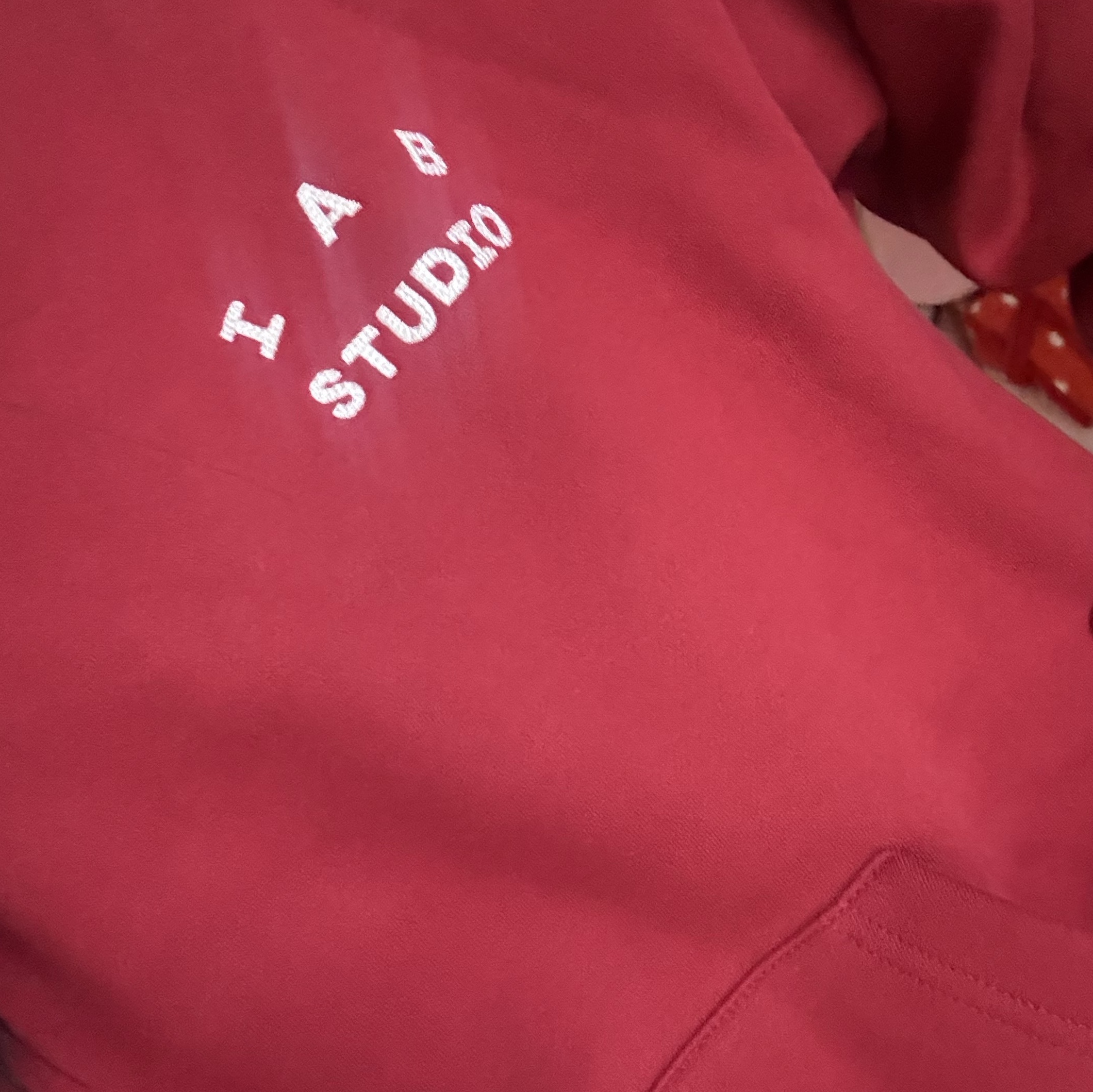 IAB Studio 24 Christmas Hoodie Burgundy Oatmeal 착용 스타일 - 2