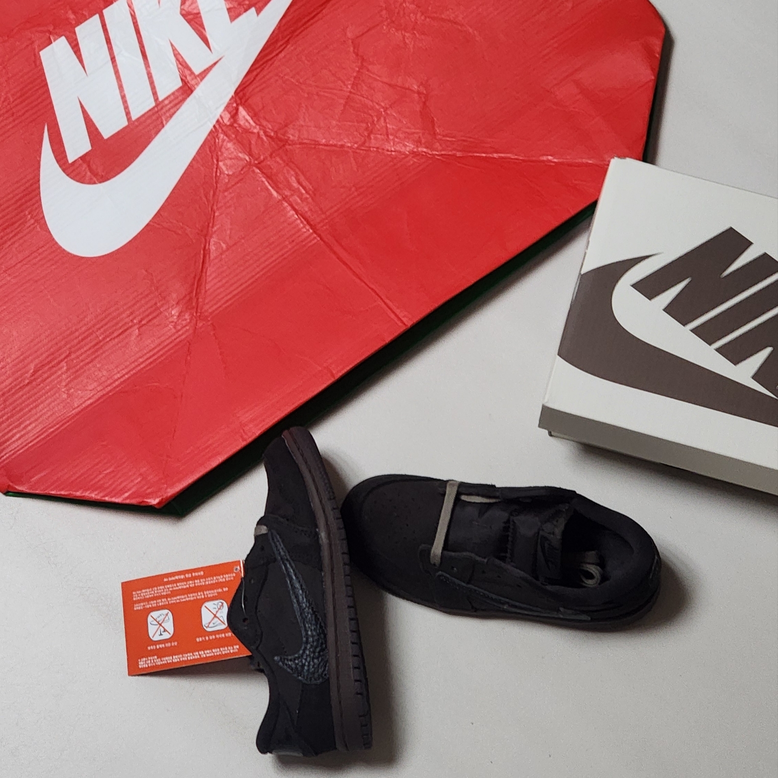 (TD) Jordan 1 x Travis Scott Retro Low OG SP Velvet Brown and Dark Mocha 착용 스타일 - 5