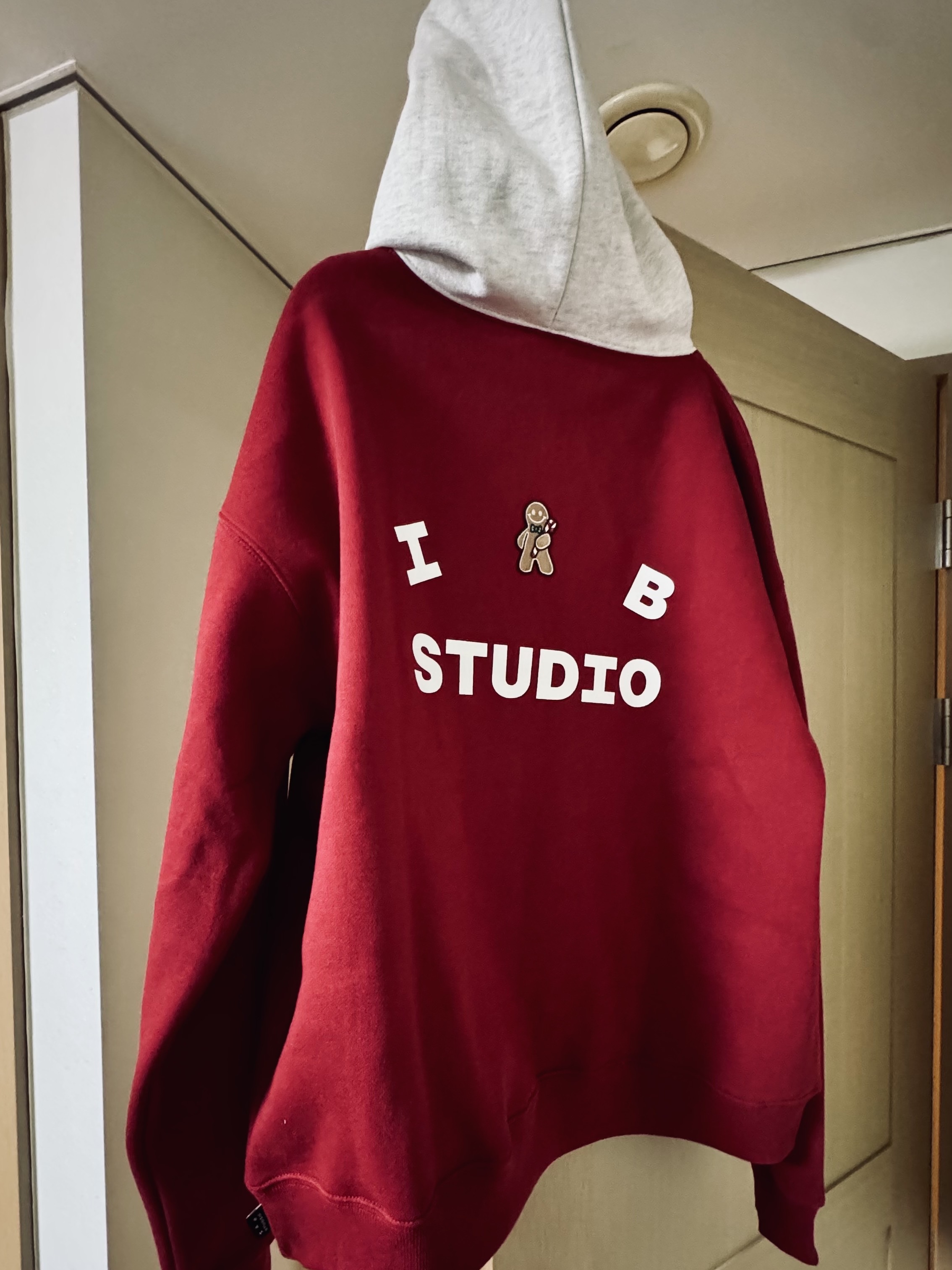 IAB Studio 24 Christmas Hoodie Burgundy Oatmeal 착용 스타일 - 1