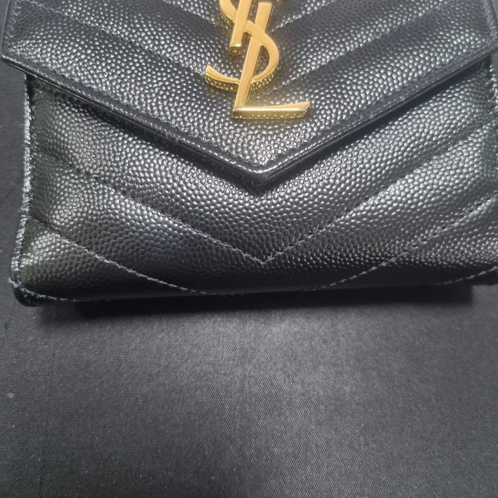 Saint Laurent Cassandre Matelasse Compact Tri-Fold Wallet in Grain de Poudre Embossed Leather Black 착용 스타일