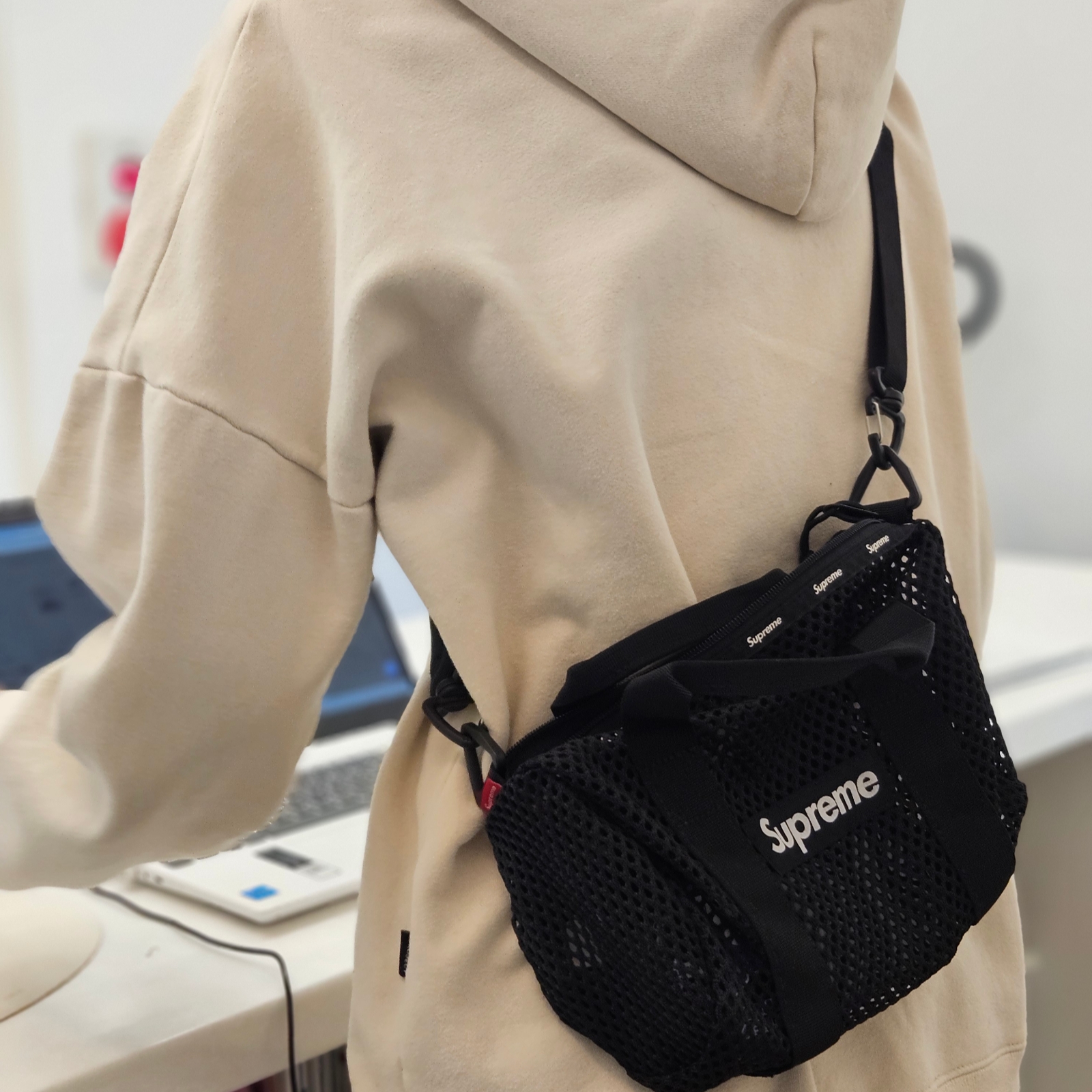 Supreme Mesh Mini Duffle Bag Black - 23SS 착용 스타일