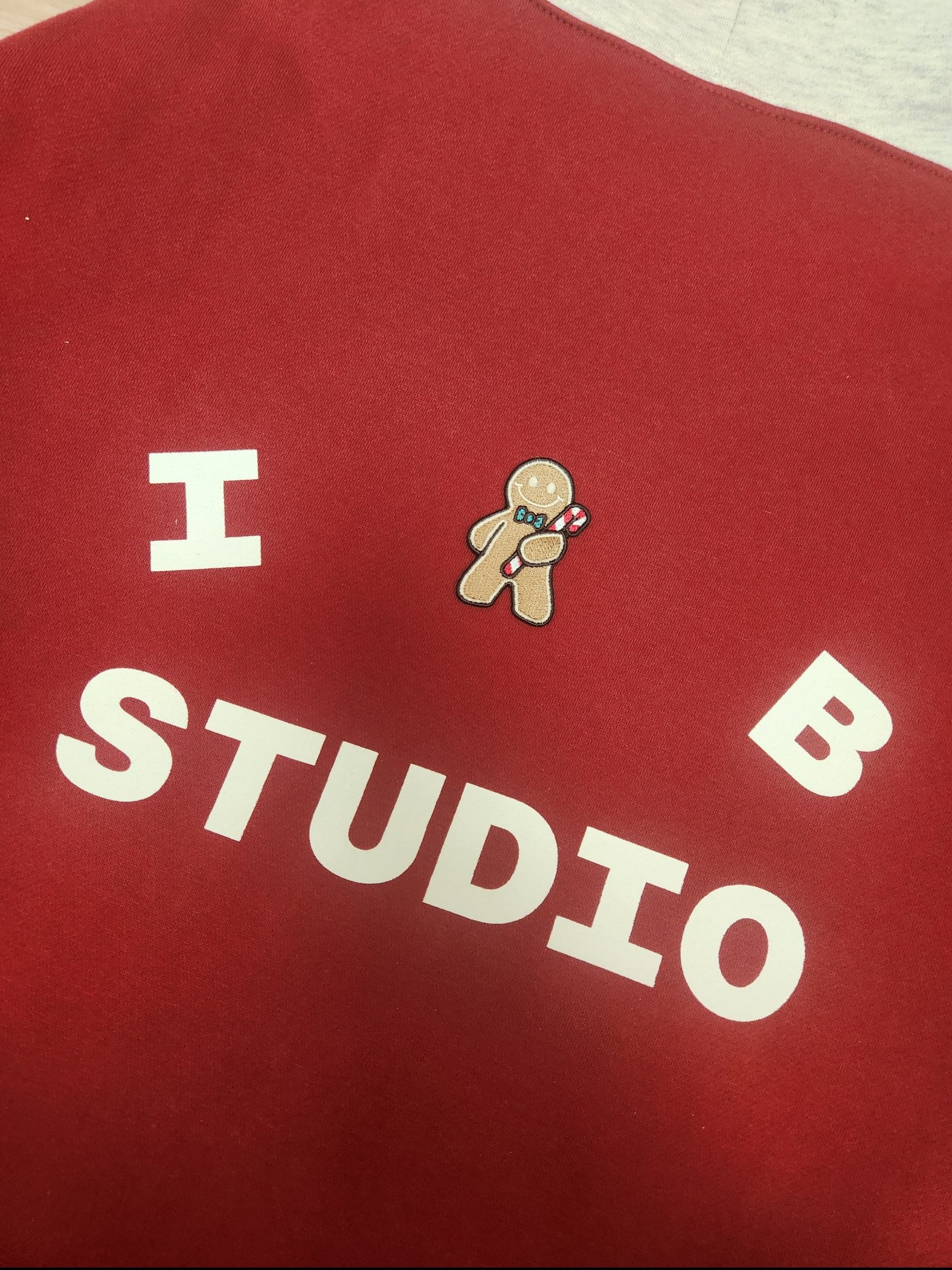 IAB Studio 24 Christmas Hoodie Burgundy Oatmeal 착용 스타일 - 3