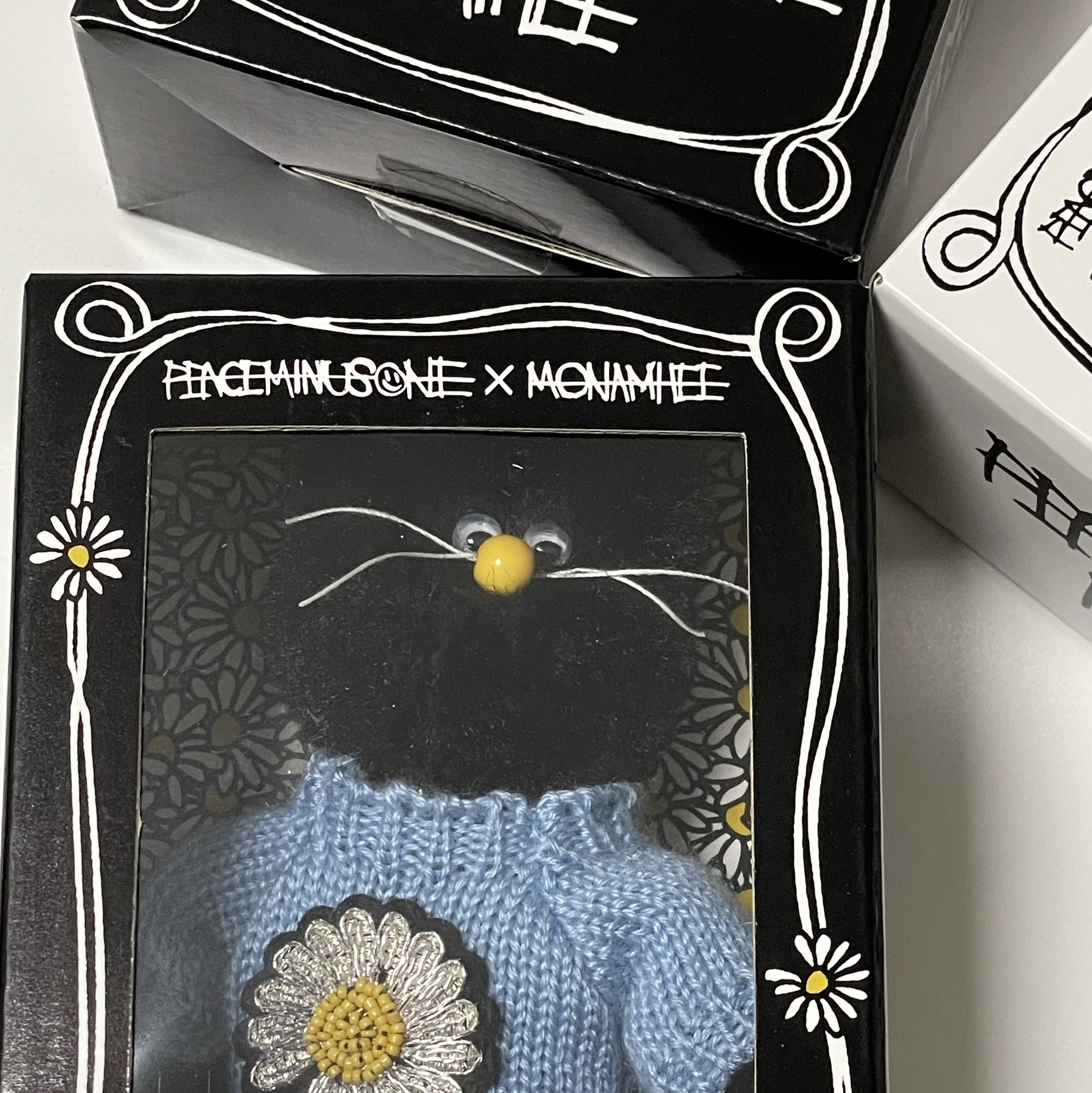 Monamhee x Peaceminusone Daihee Plush Keyring 착용 스타일