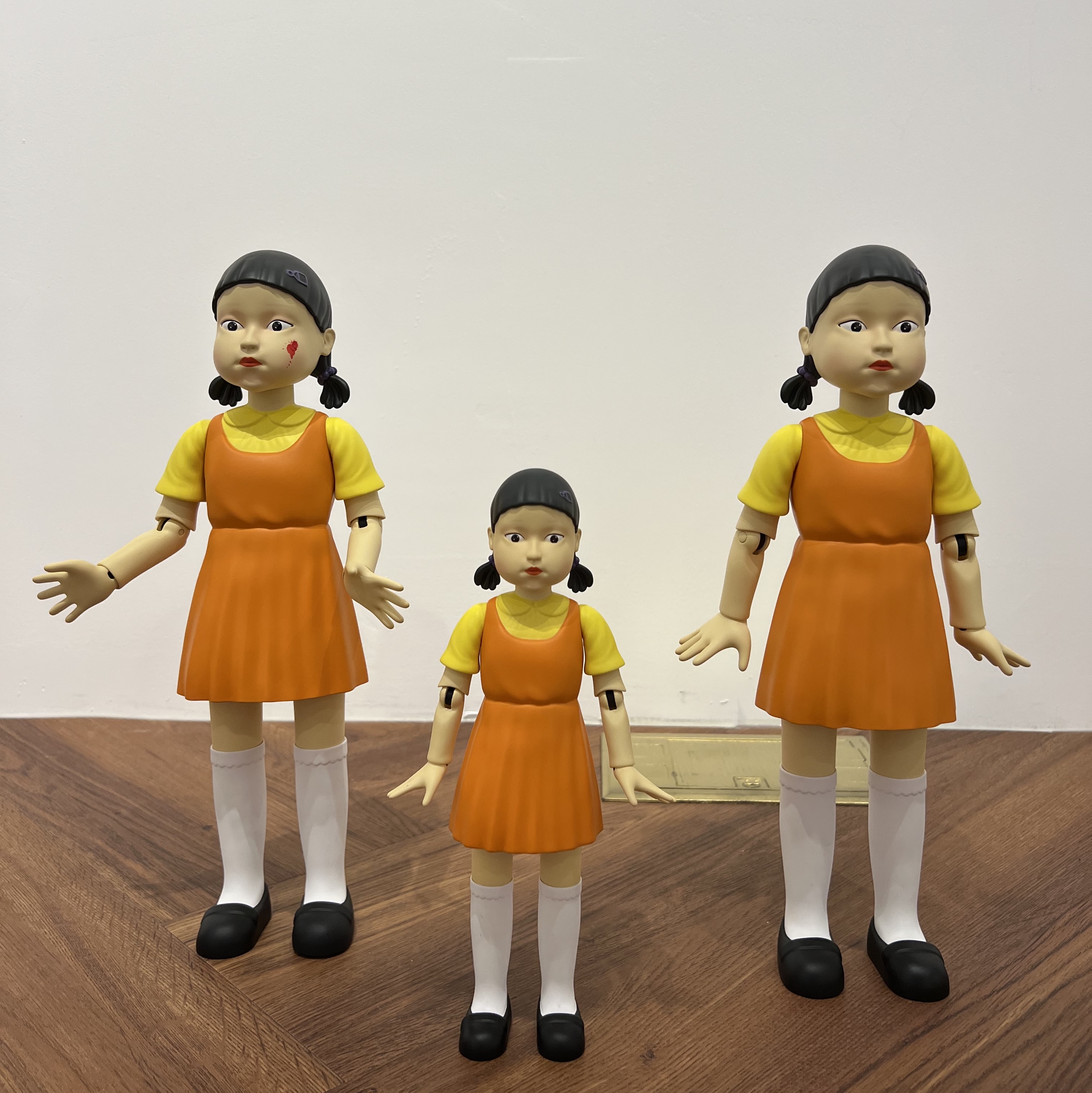 Squid Game Young-Hee Vinyl Figure 9.8 Inch (Open Edition), Squid Game Young-Hee Vinyl Figure 14 Inch (Edition of 456) 착용 스타일