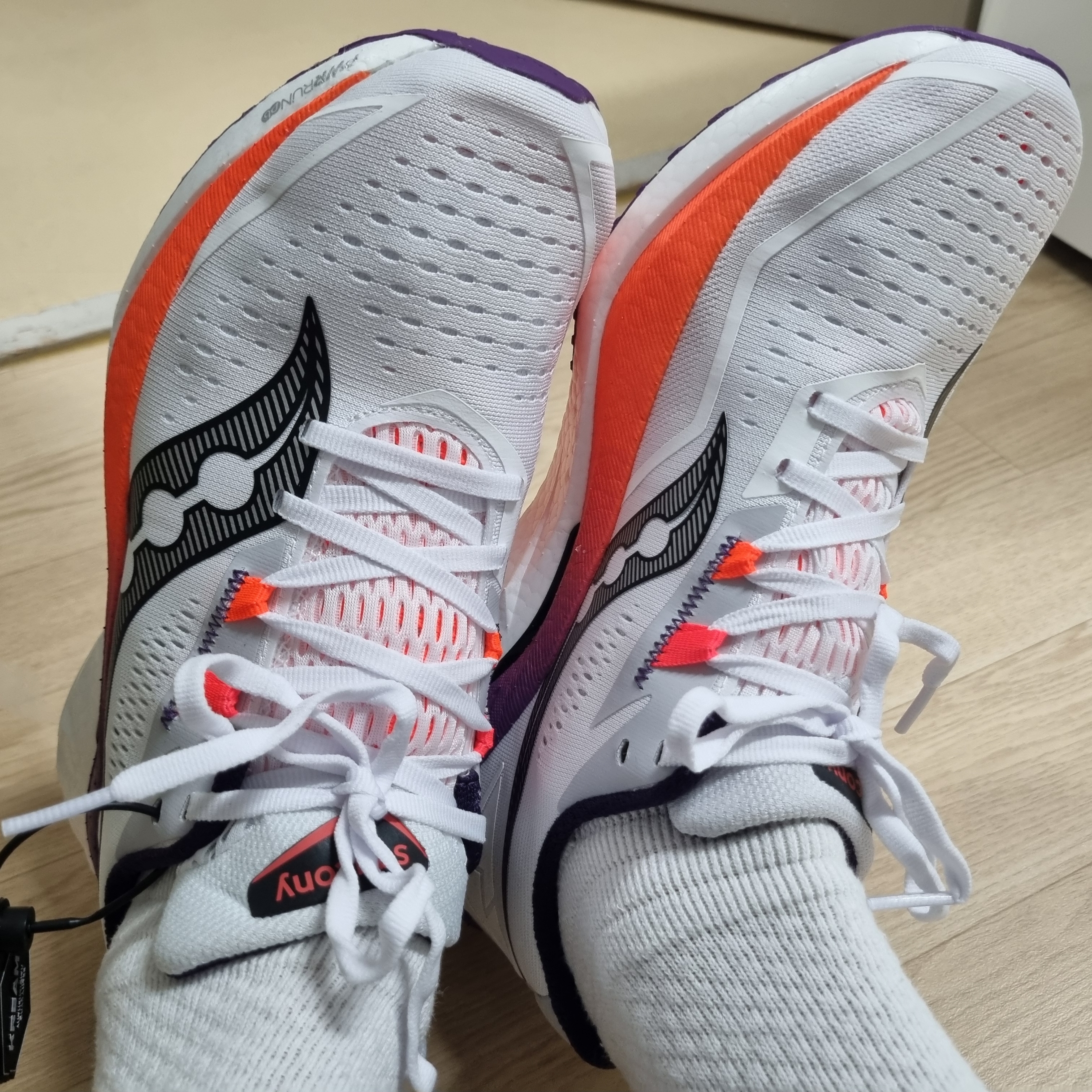 Saucony Endorphin Speed 4 White Viziorange 착용 스타일