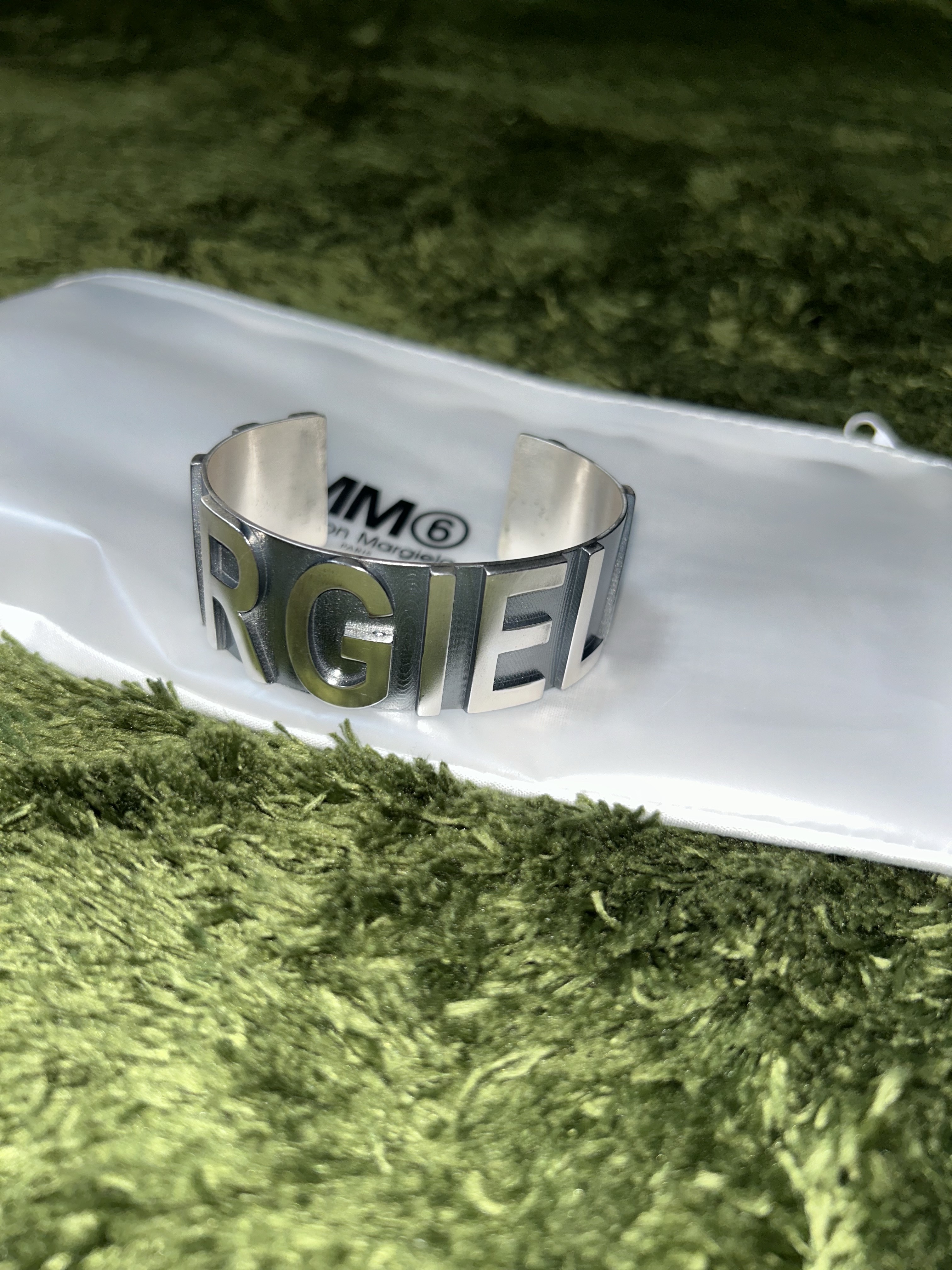 (W) MM6 Maison Margiela Logo Bracelet Silver 착용 스타일 - 5