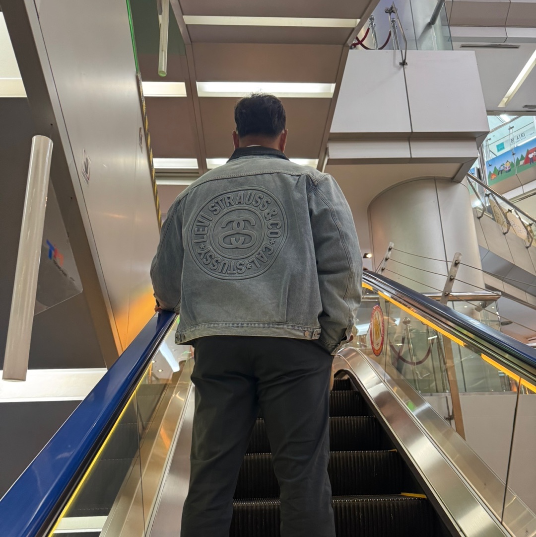 Stussy x Levi's Embossed Trucker Jacket Indigo 착용 스타일