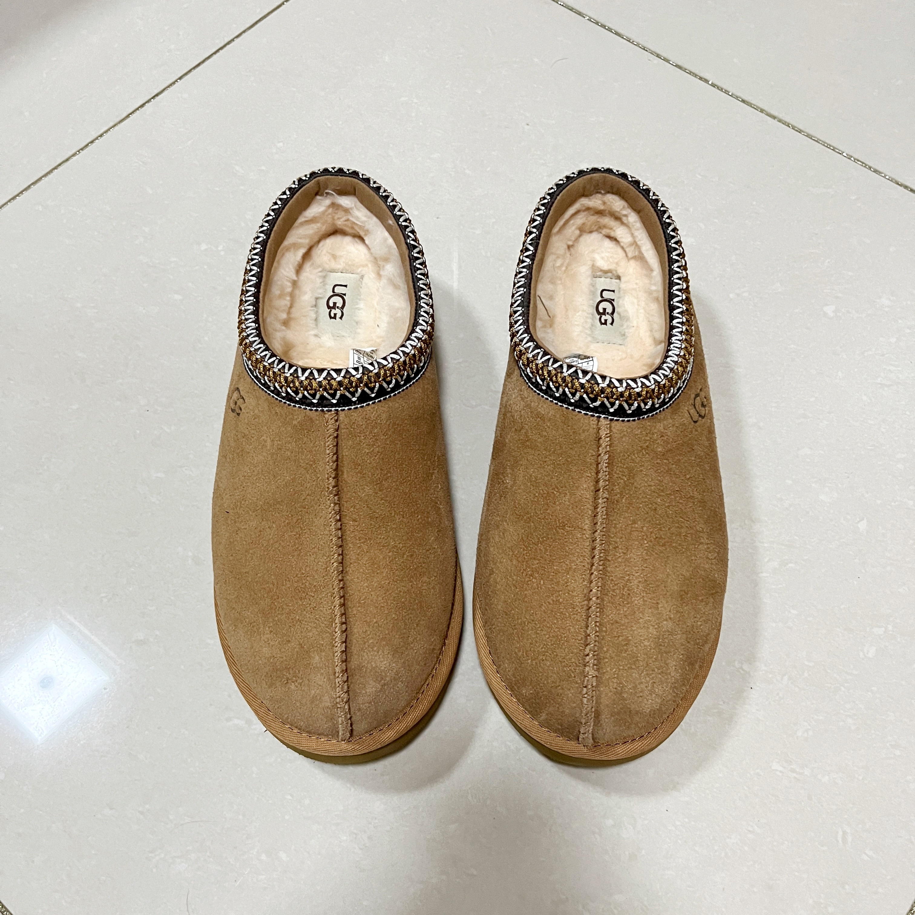 UGG Tasman Slipper Chestnut 착용 스타일 - 2