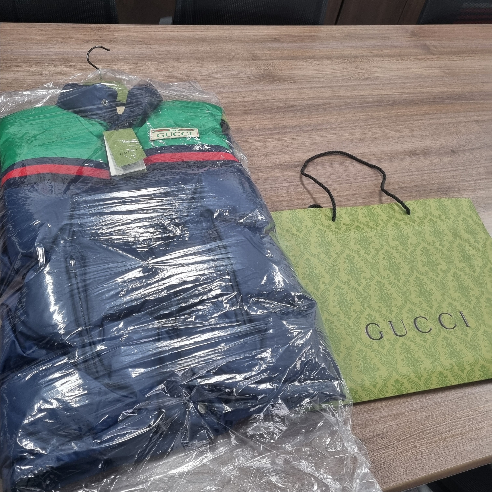 Gucci Nylon Satin Padded Gilet Dark Blue 착용 스타일