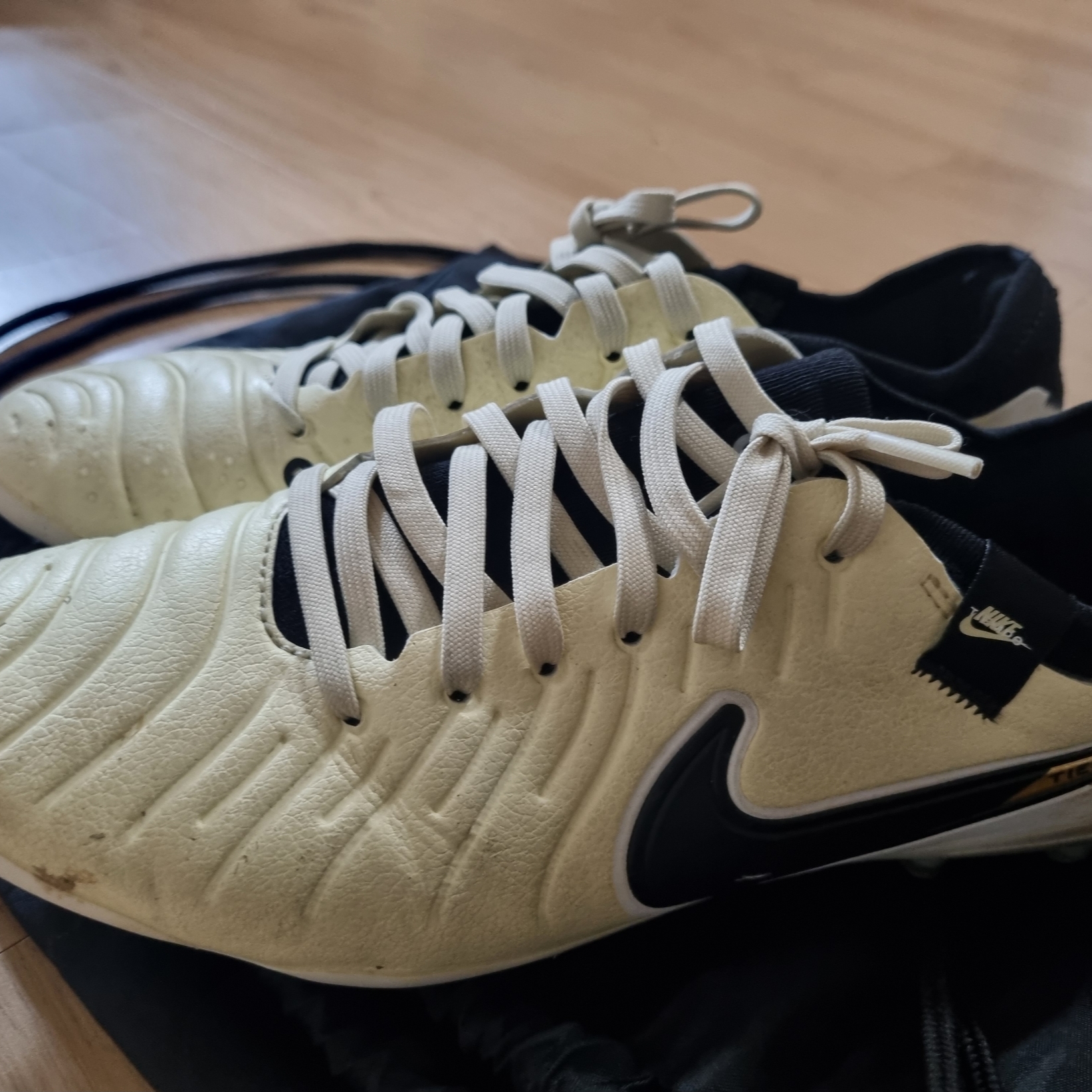 Nike Tiempo Legend 10 Pro TF White Bright Crimson 착용 스타일 - 2