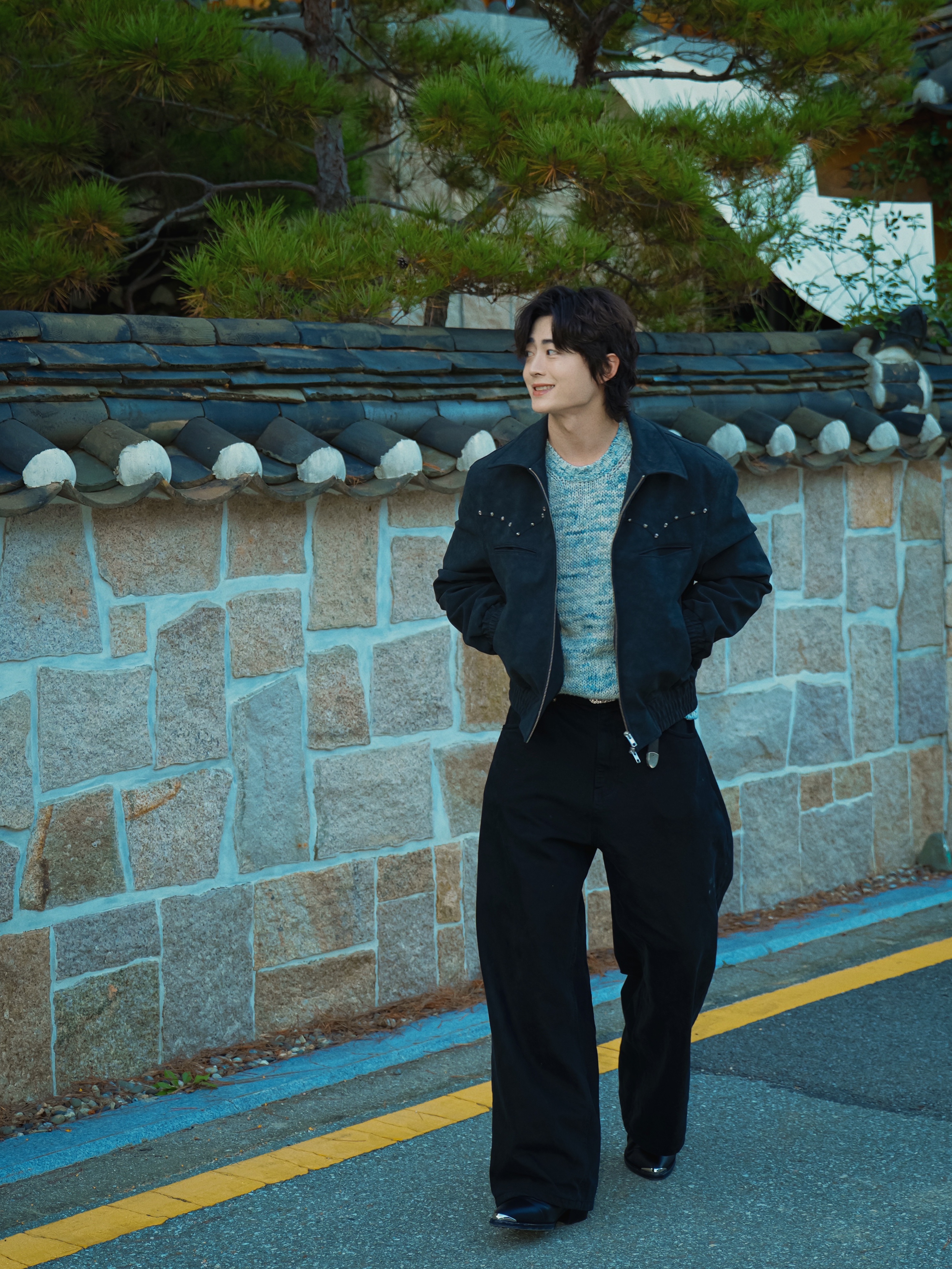 DIVEIN Washed Curved Chino Pants Black 착용 스타일 - 1