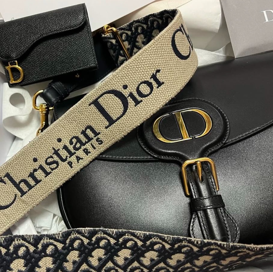 Dior Large Bobby Bag Grained Calfskin with Blue Dior Oblique Embroidered Shoulder Strap Black 착용 스타일