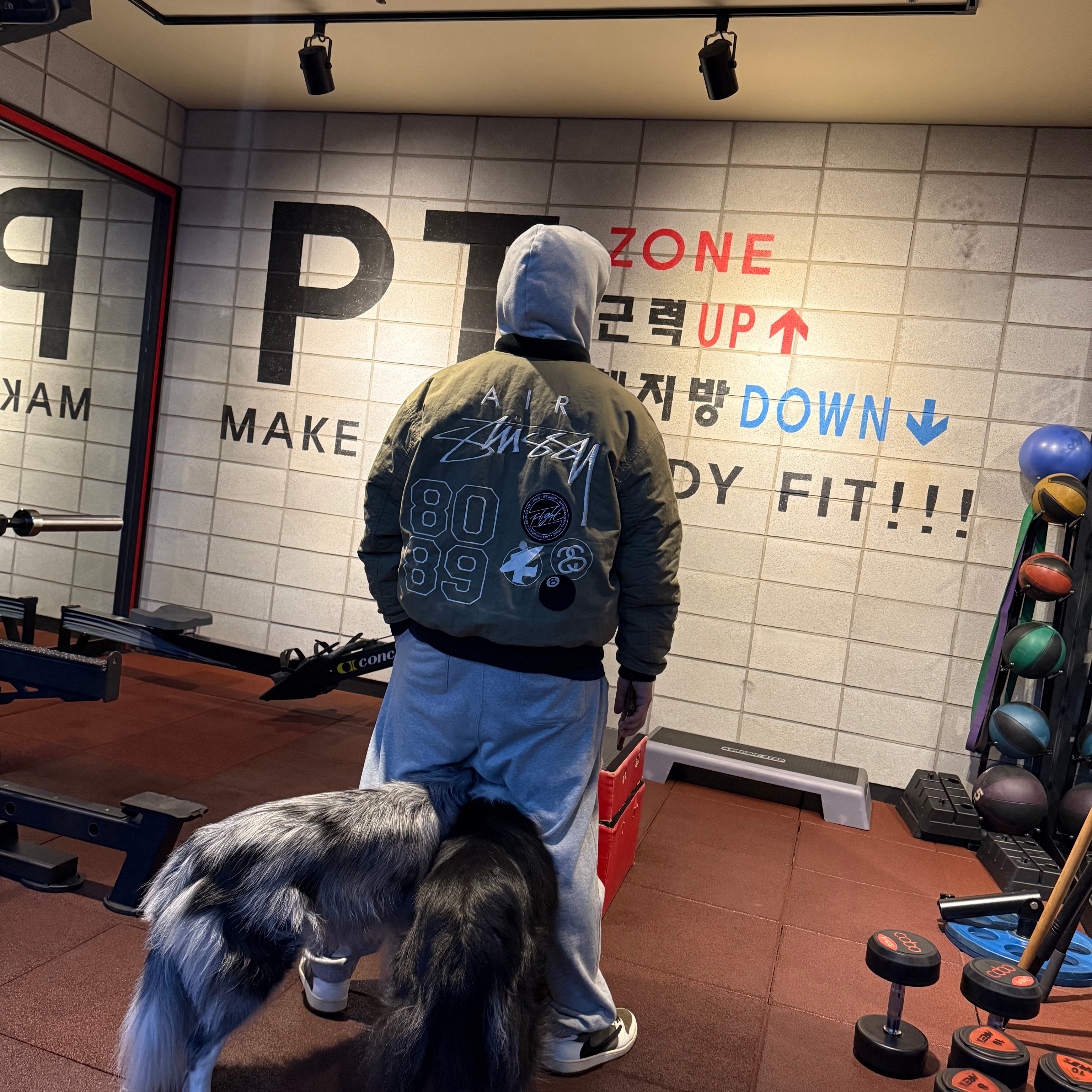Nike x Stussy Reversible Jacket Medium Olive (FJ9153-222), Jordan 1 x Travis Scott Retro Low OG SP Reverse Olive 착용 스타일 - 3