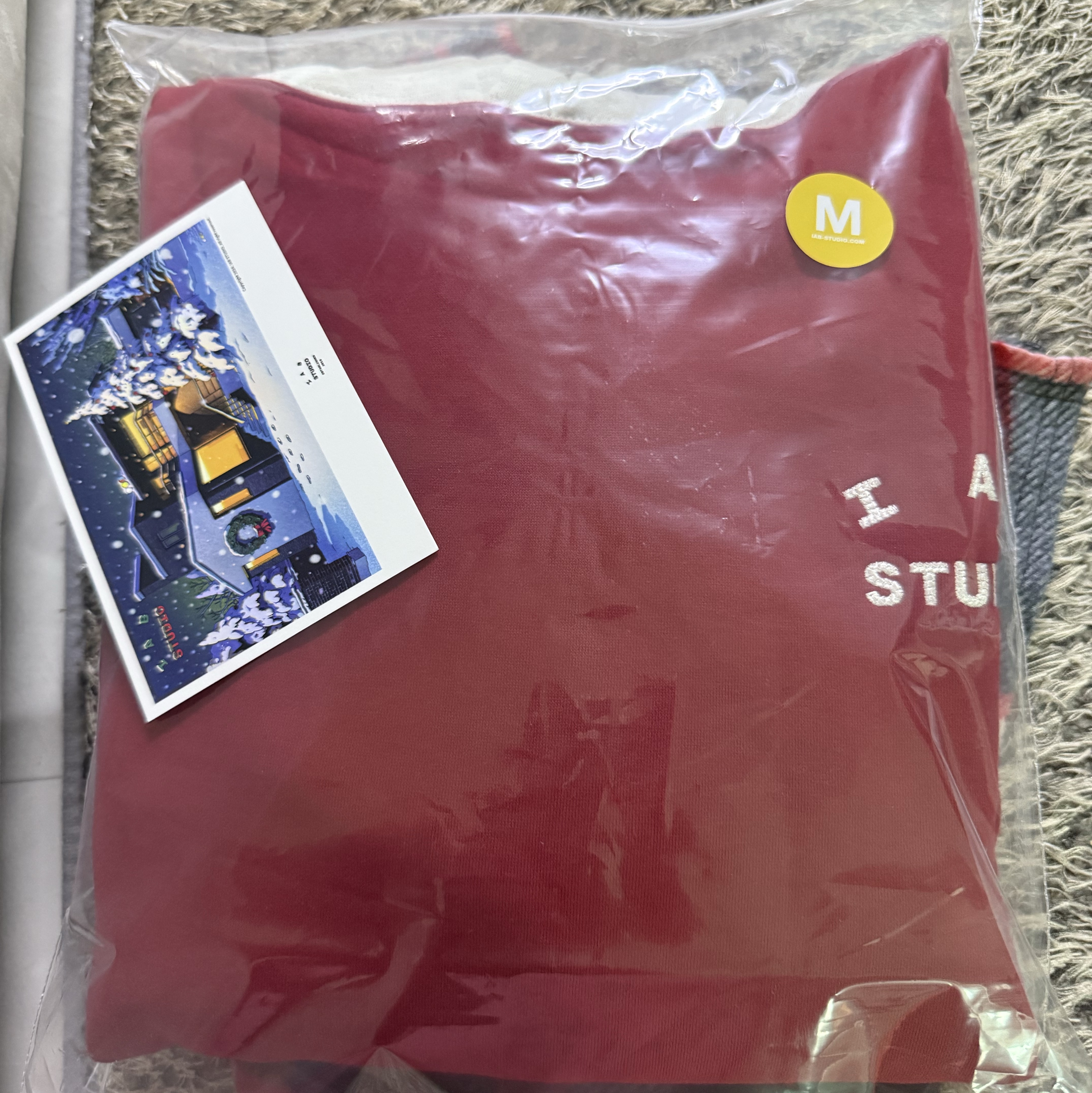 IAB Studio 24 Christmas Hoodie Burgundy Oatmeal 착용 스타일 - 3