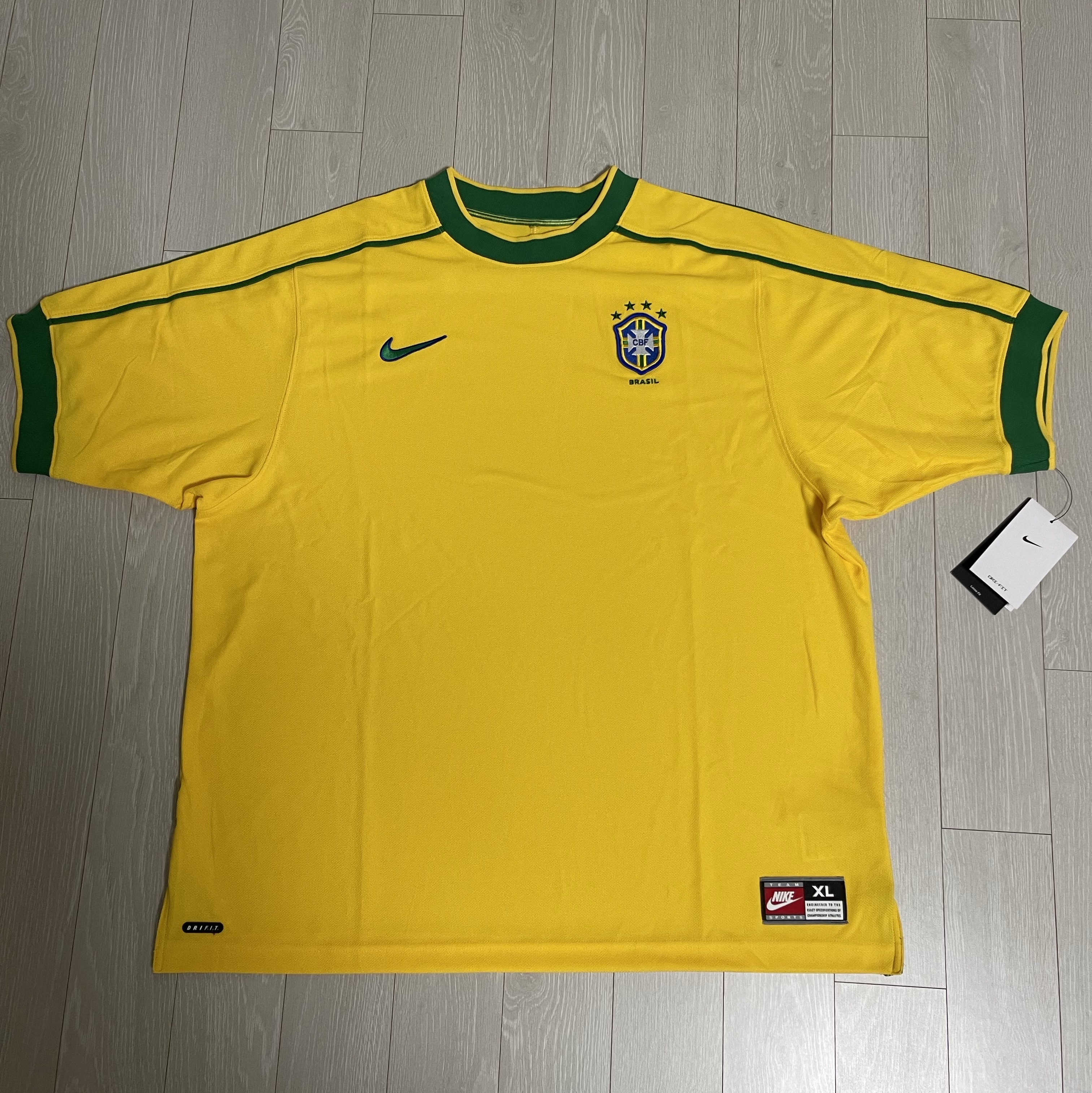 Nike Brazil 1998 Reissue Soccer Replica Jersey Varsity Maize (Non Marking Ver.) 착용 스타일