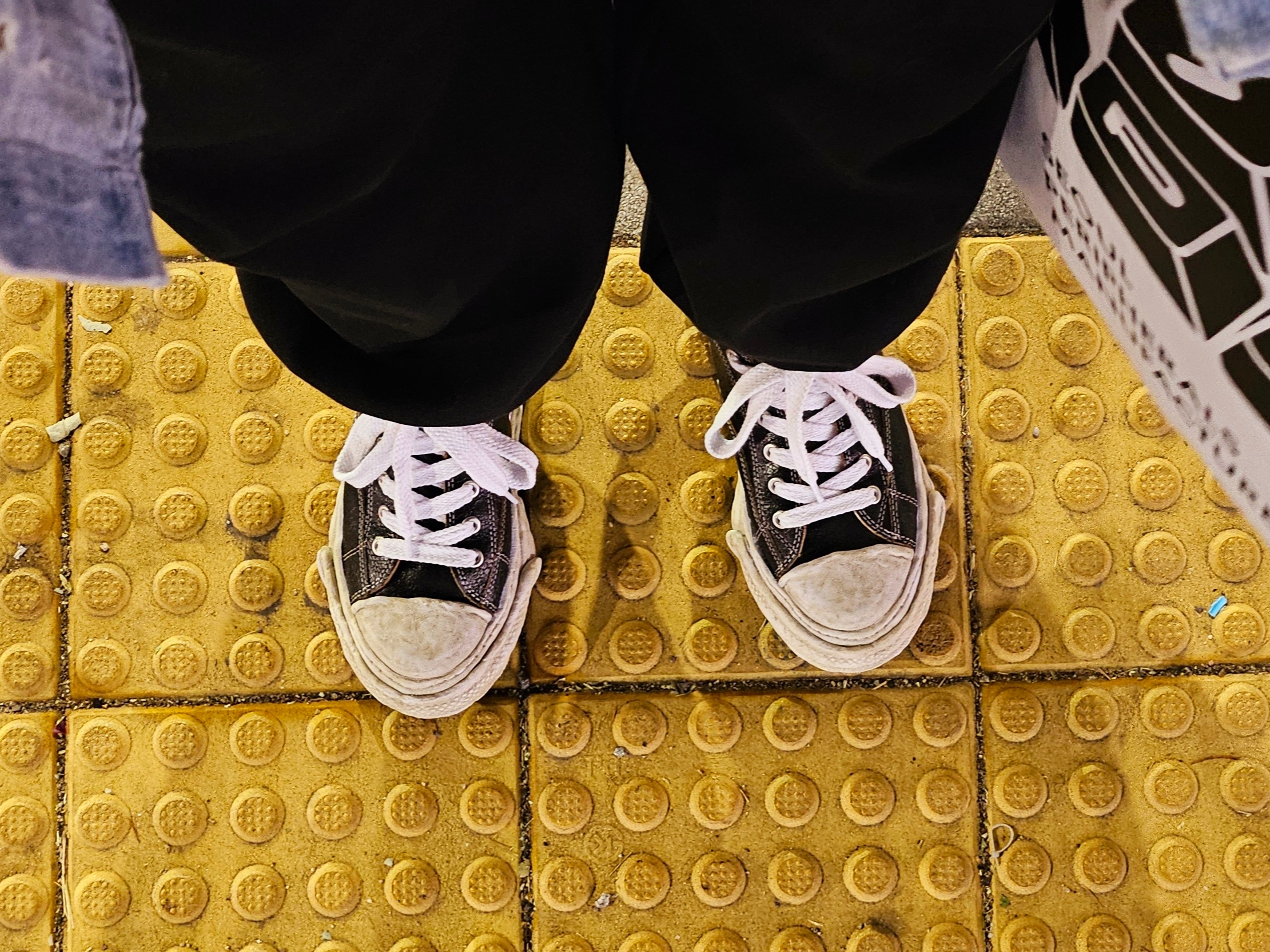 Maison Mihara Yasuhiro Peterson23 OG Sole Cracking Leather Low-top Sneakers Black 착용 스타일