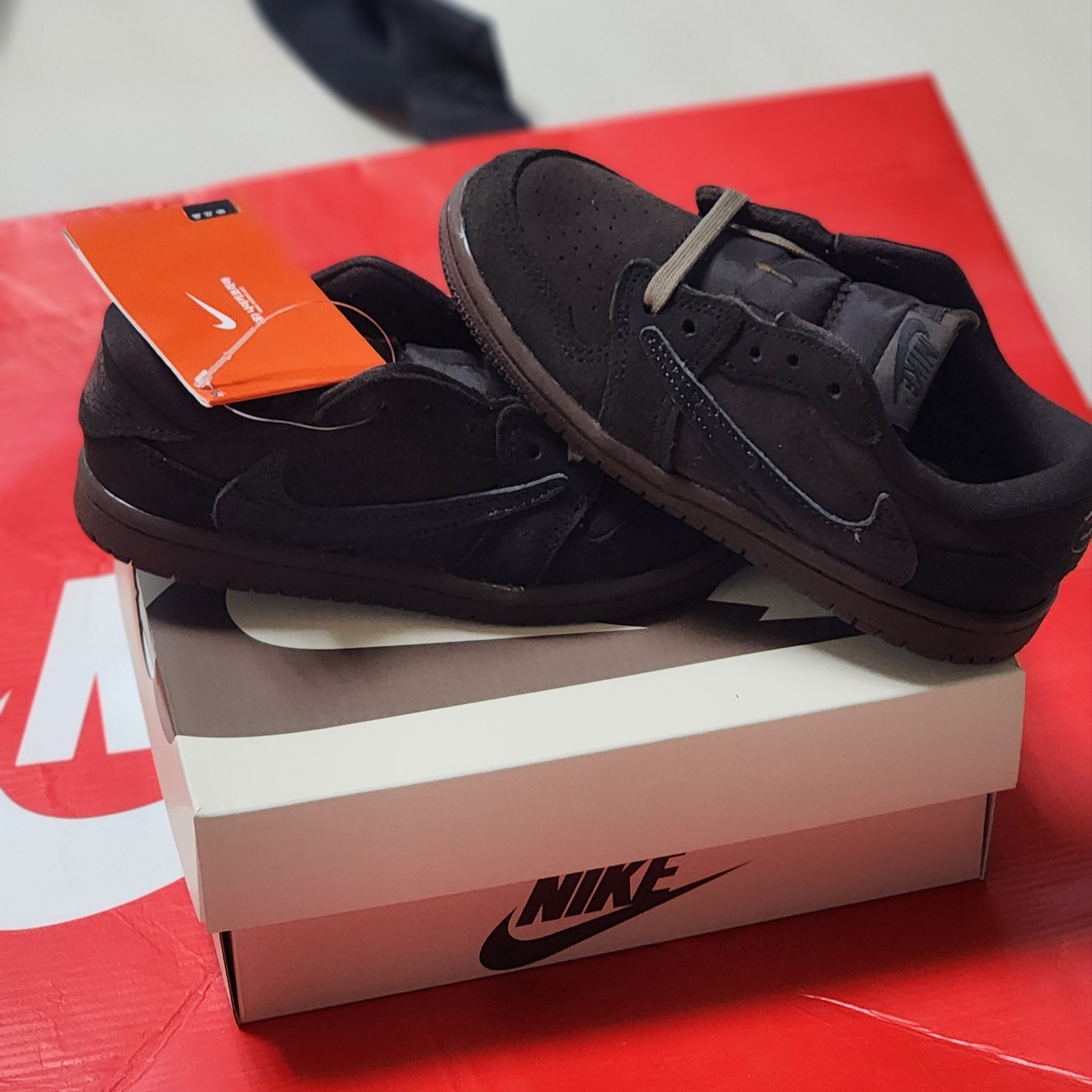 (TD) Jordan 1 x Travis Scott Retro Low OG SP Velvet Brown and Dark Mocha 착용 스타일 - 1