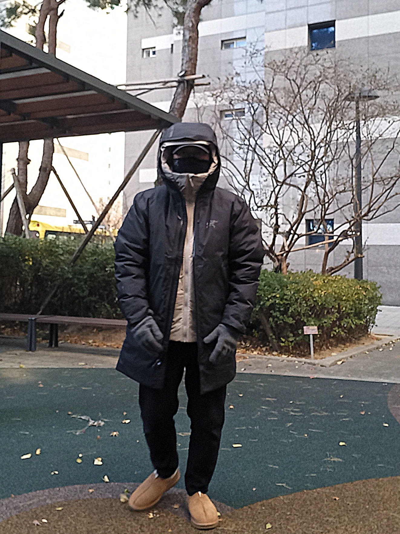 Arc'teryx Atom Heavyweight Hoody Rune, UGG Neuman Chestnut 착용 스타일 - 6