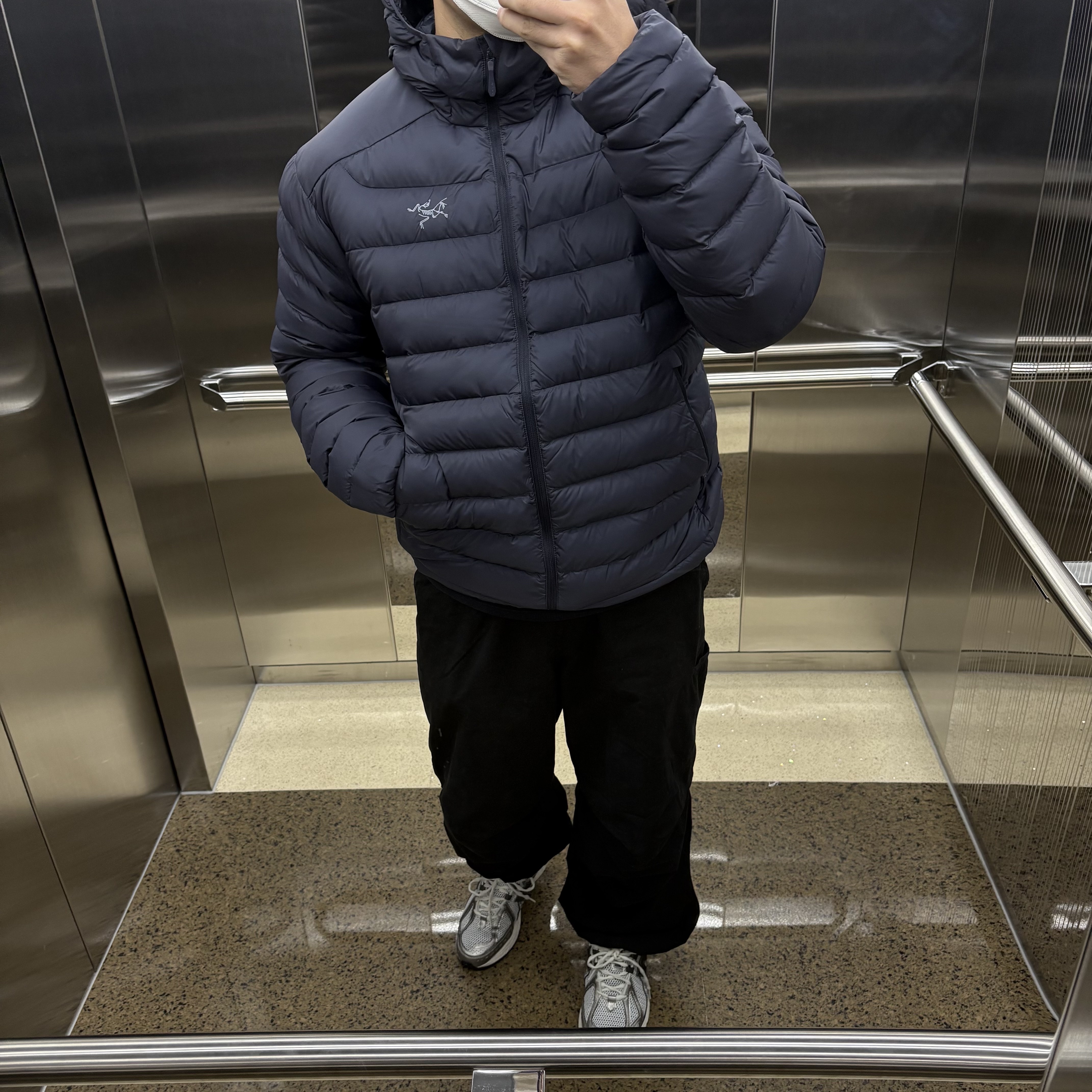 Arc'teryx Cerium Hoody Black Sapphire, New Balance 1906R Silver Metallic 착용 스타일