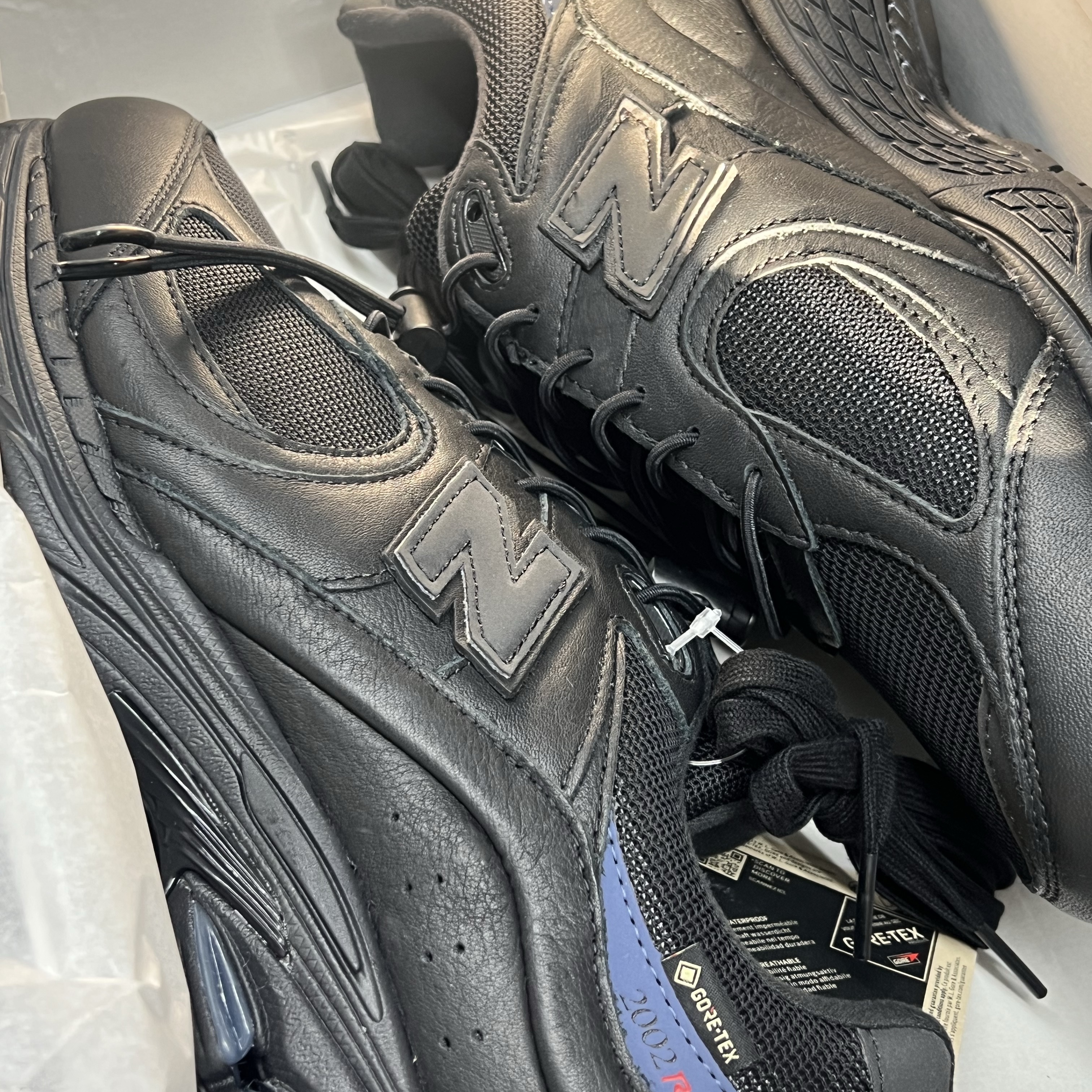 New Balance x JJJJound 2002R Leather Gore-Tex Black Storm 착용 스타일 - 1