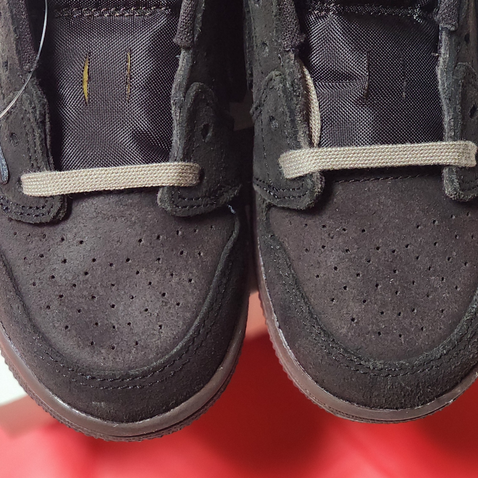 (TD) Jordan 1 x Travis Scott Retro Low OG SP Velvet Brown and Dark Mocha 착용 스타일 - 2