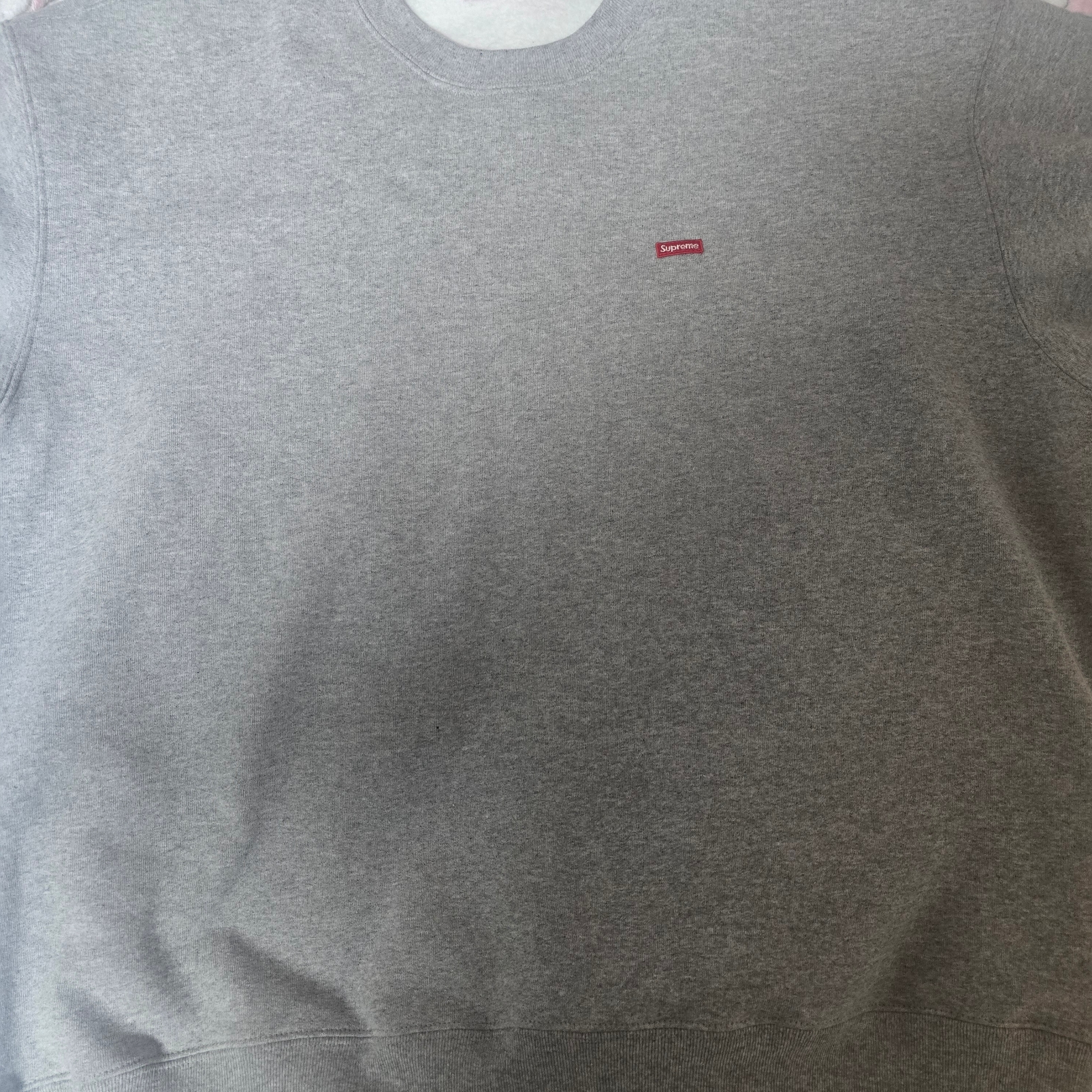 Supreme Small Box Crewneck Heather Grey - 24FW 착용 스타일