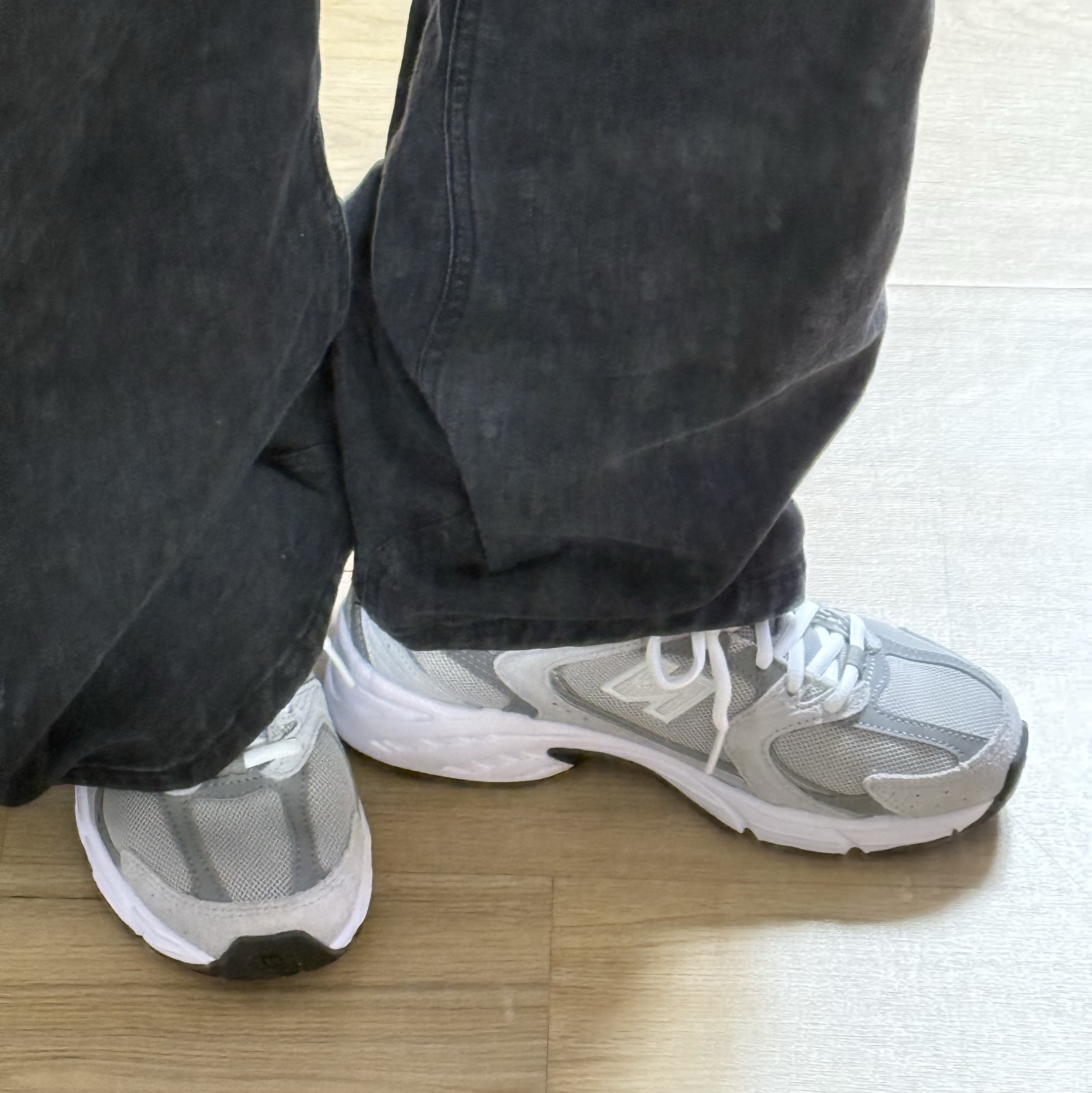 New Balance 530 Grey 착용 스타일 - 1