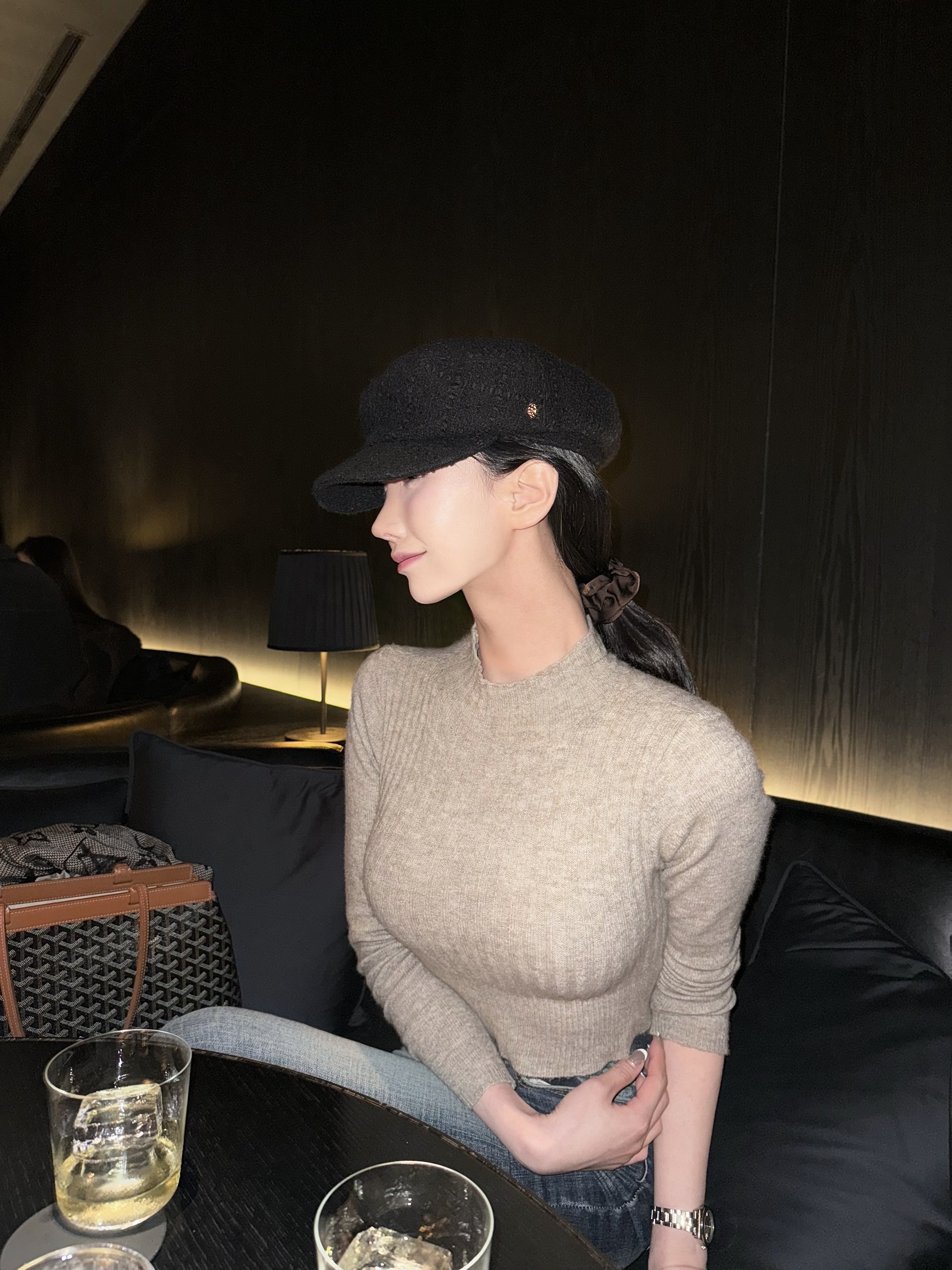 (W) Helen Kaminski Ange Black, Goyard Bellechasse Biaude PM Bag Black Tan 착용 스타일
