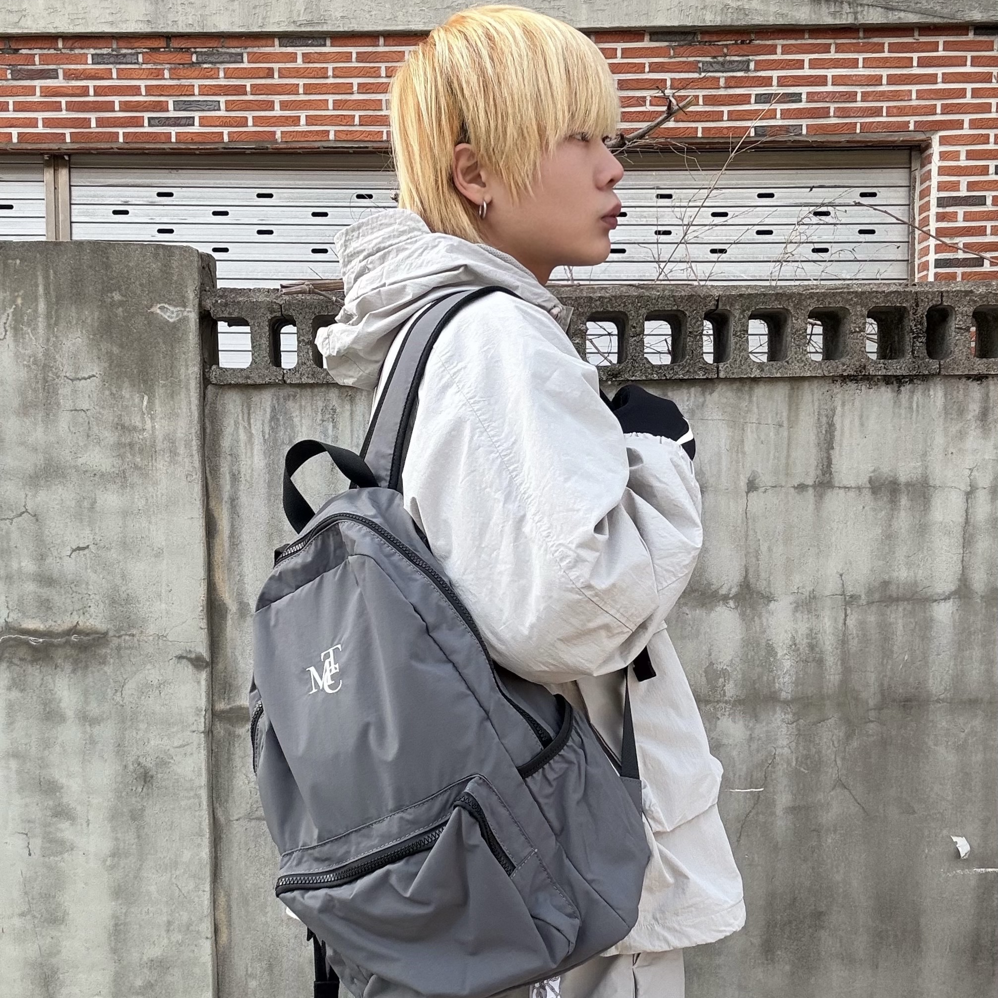 Converse x Drkshdw Turbowpn Pelican, Nike Therma-Fit Academy Football Gloves Black 착용 스타일 - 2