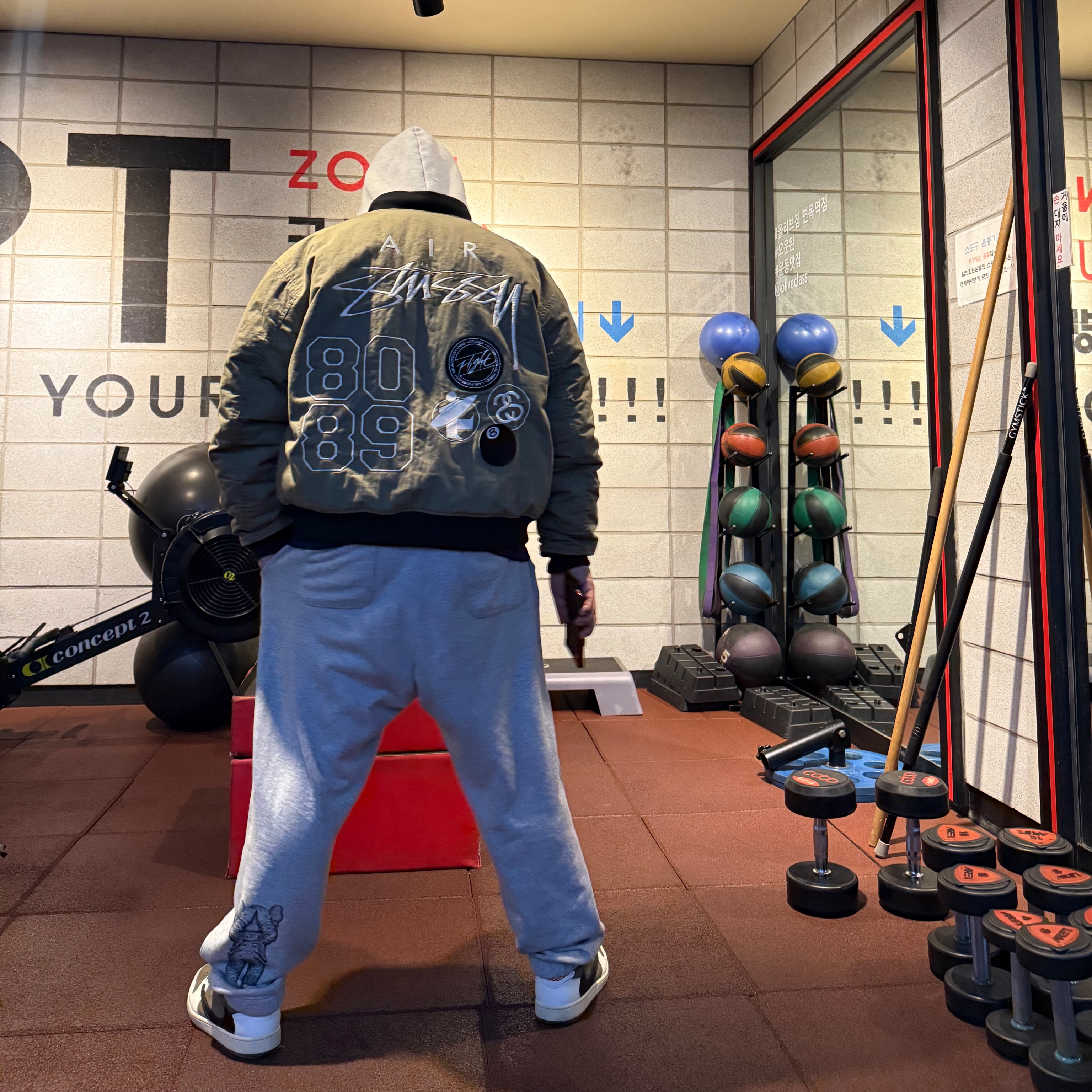 Nike x Stussy Reversible Jacket Medium Olive (FJ9153-222), Jordan 1 x Travis Scott Retro Low OG SP Reverse Olive 착용 스타일 - 1