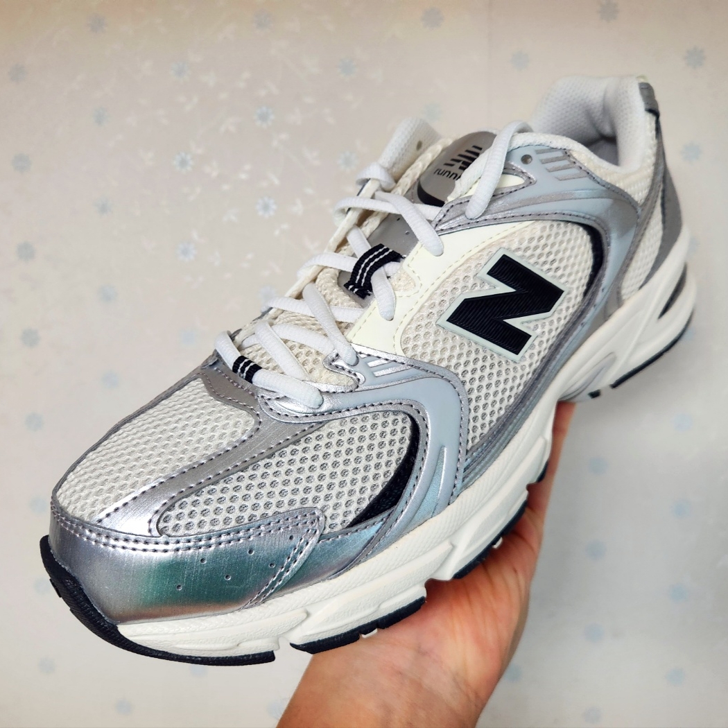 New Balance 530 Angora Cream Silver 착용 스타일 - 1