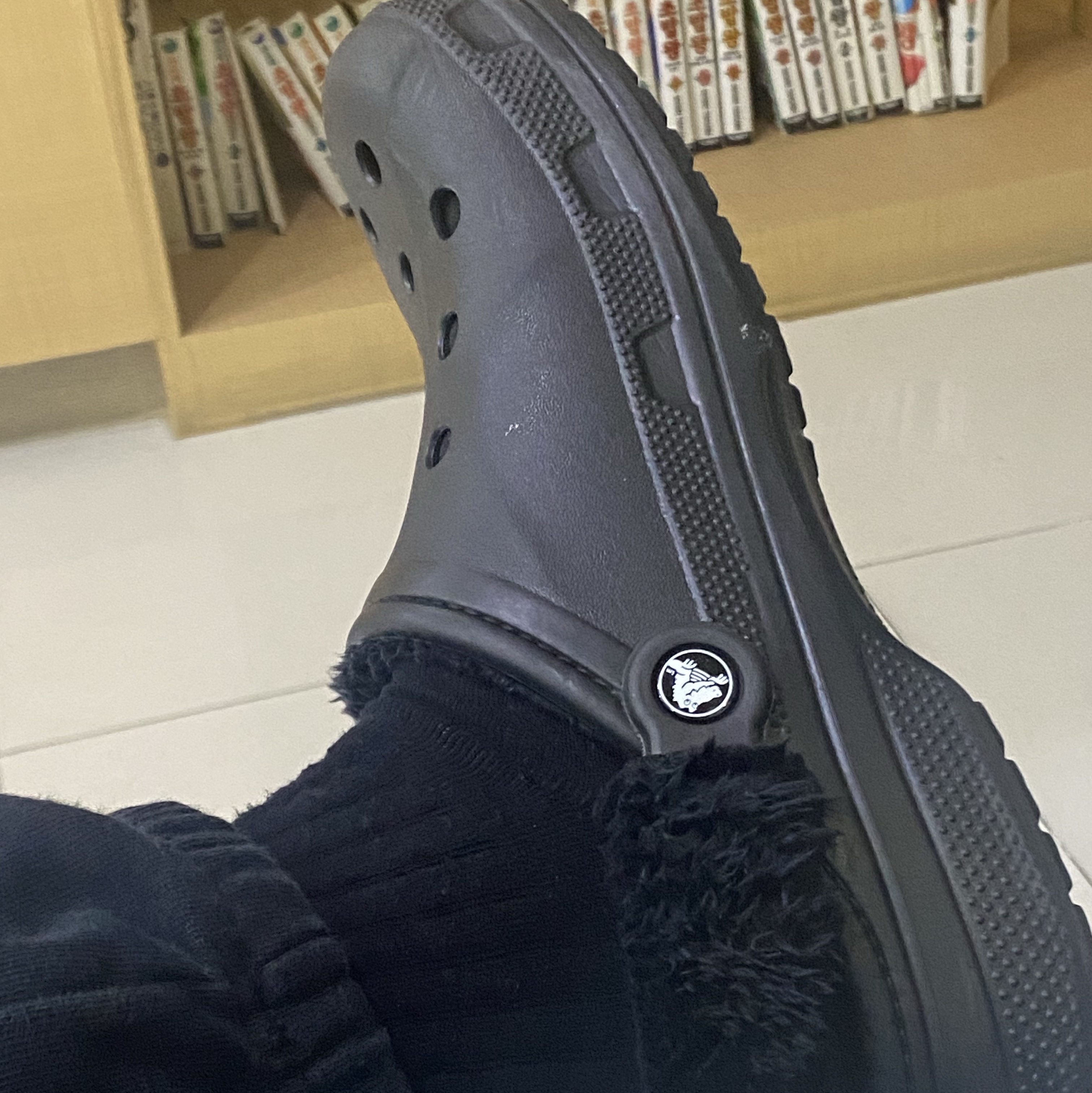 Crocs Baya Lined Fuzz-Strap Clog Black 착용 스타일