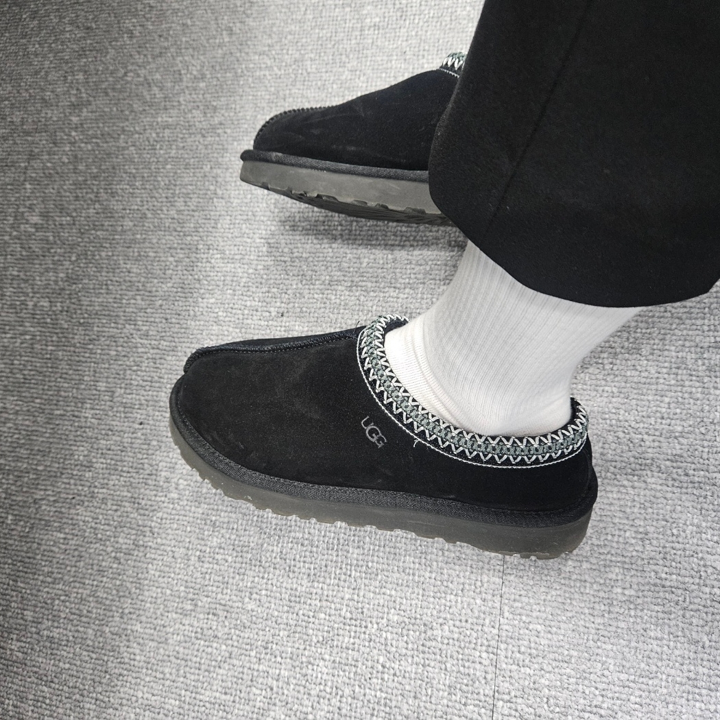 (W) UGG Tasman Slipper Black 착용 스타일 - 2