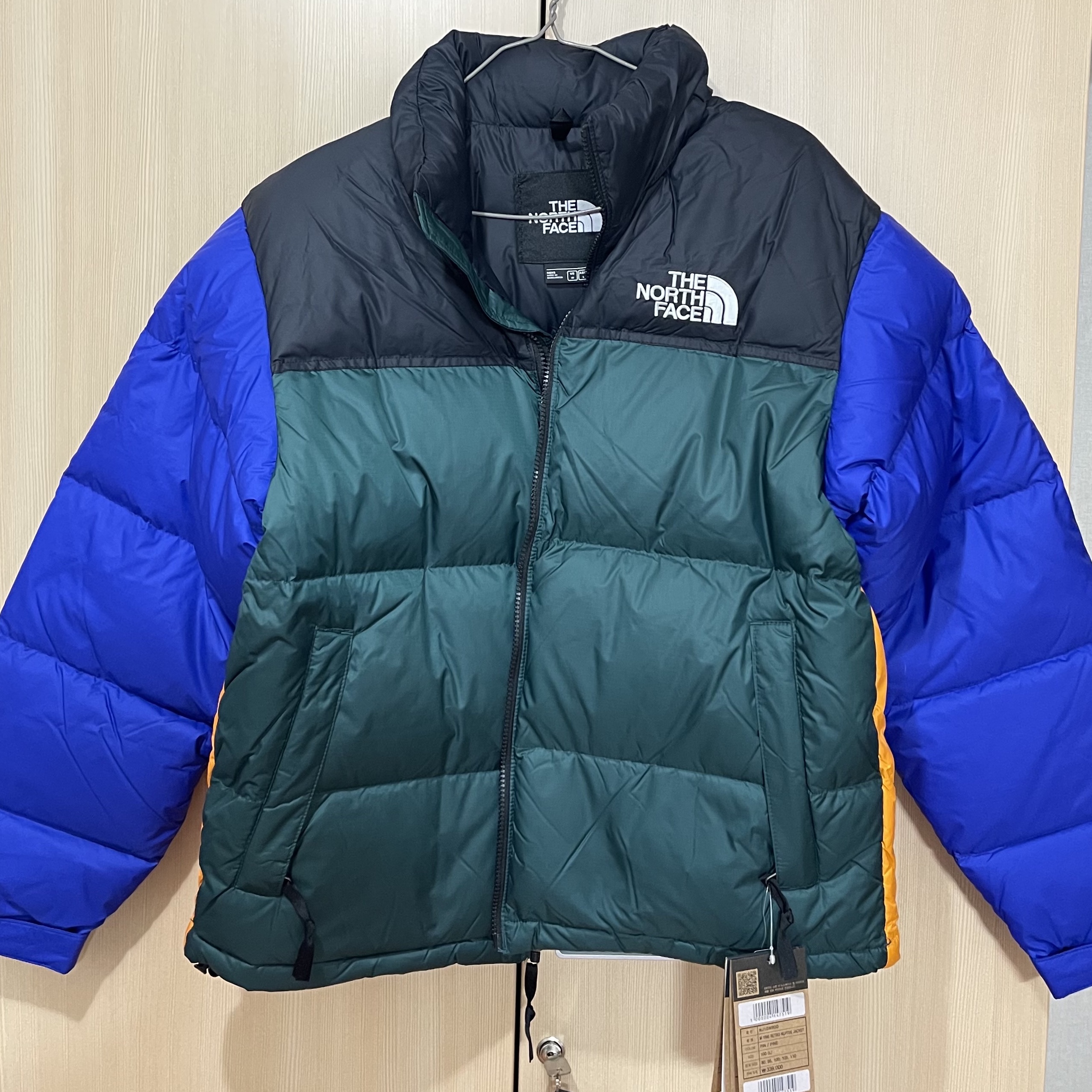 The North Face 1996 Retro Nuptse Jacket Pine 착용 스타일 - 1