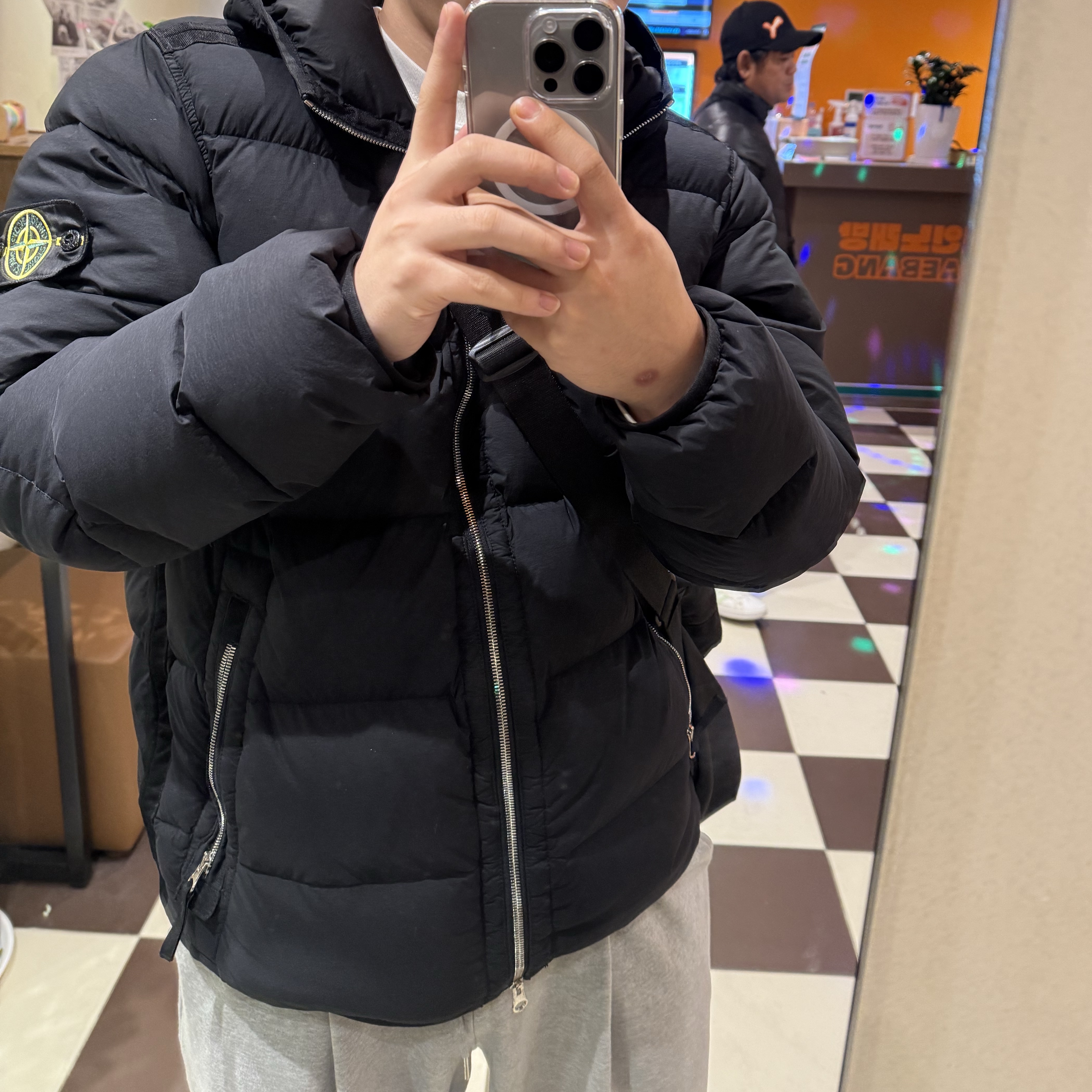 Stone Island 43728 Seamless Tunnel Nylon Down-TC Jacket Black - 23FW 착용 스타일