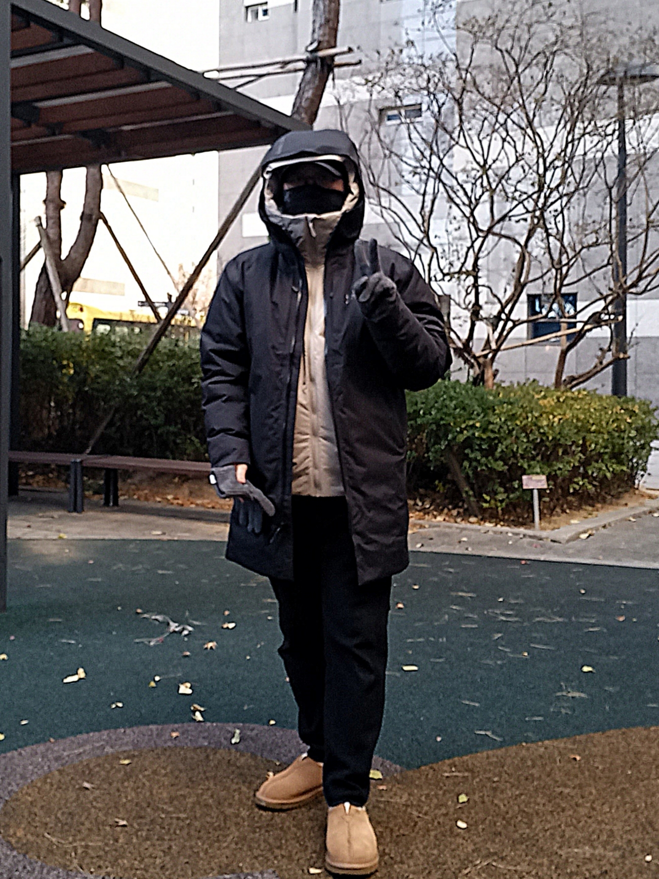 Arc'teryx Atom Heavyweight Hoody Rune, UGG Neuman Chestnut 착용 스타일 - 2