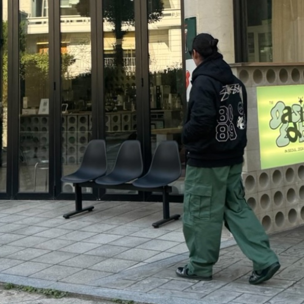 Jordan x Travis Scott Jumpman Jack TR Black and Dark Mocha, Nike x Stussy Reversible Jacket Black (FJ9154-010) 착용 스타일 - 3