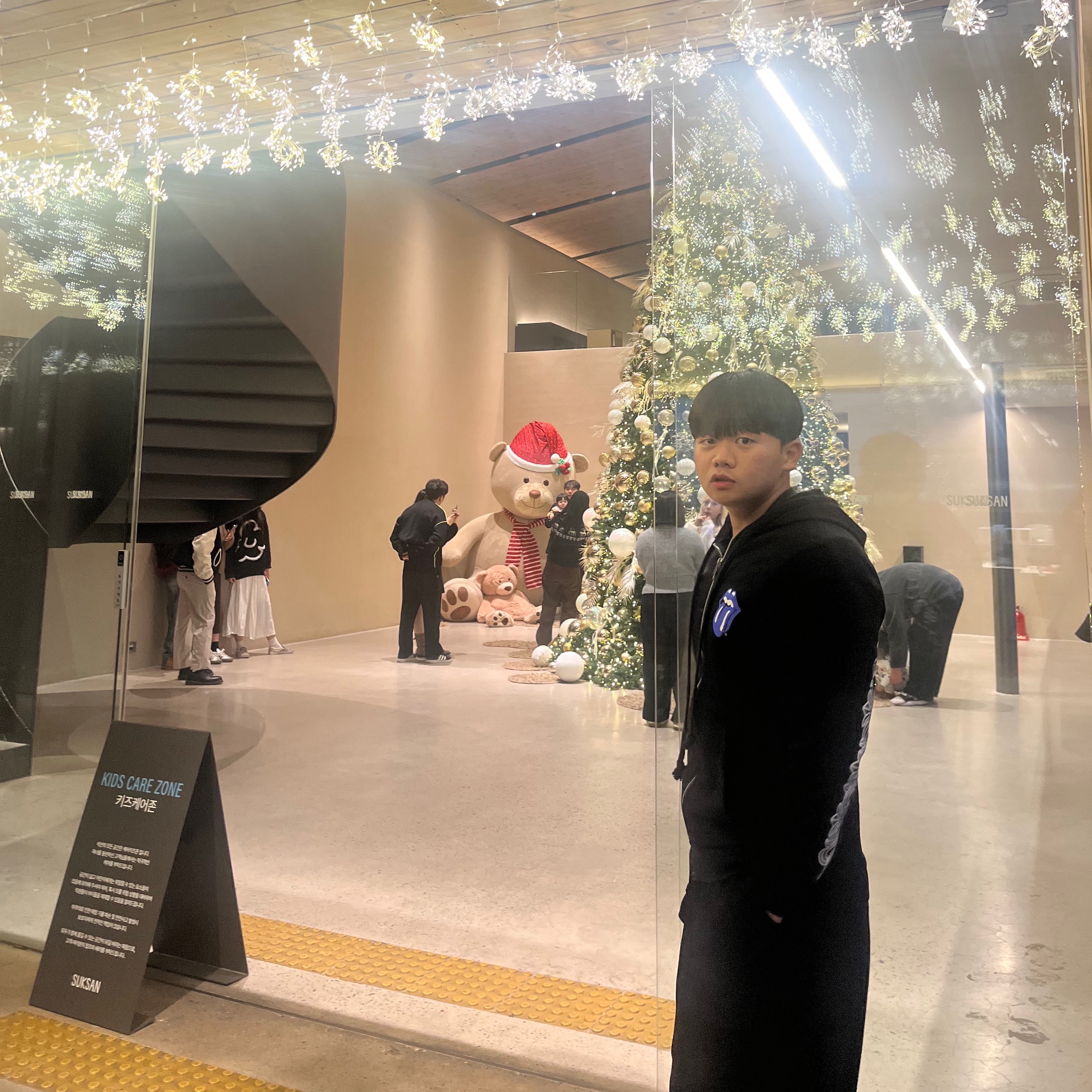 Chrome Hearts x Rolling Stones Hoodie White Blue, Chrome Hearts Horseshoe Floral Fleece Zip-Up Hoodie Black 착용 스타일 - 2