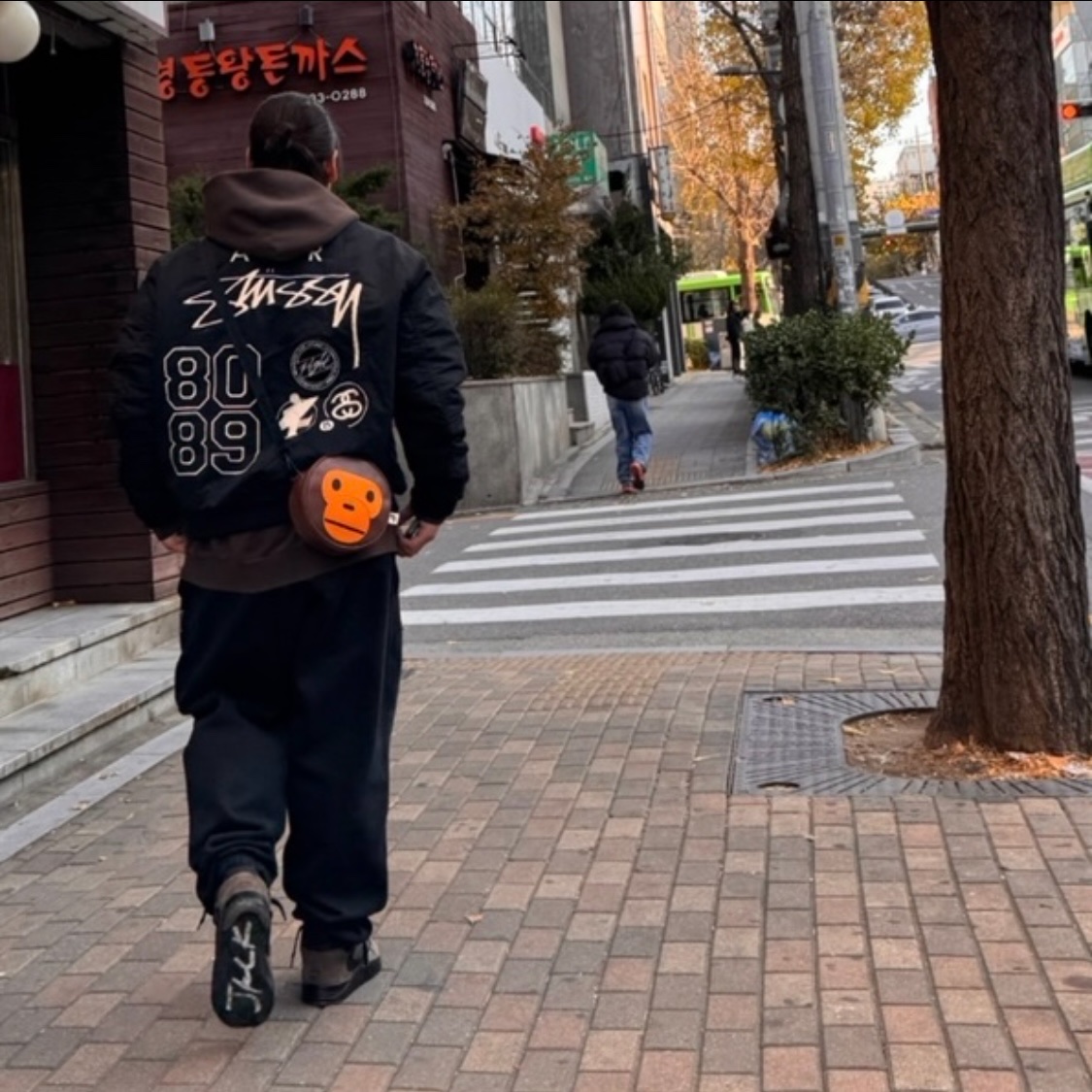 Jordan x Travis Scott Jumpman Jack TR Black and Dark Mocha, Nike x Stussy Reversible Jacket Black (FJ9154-010) 착용 스타일 - 1