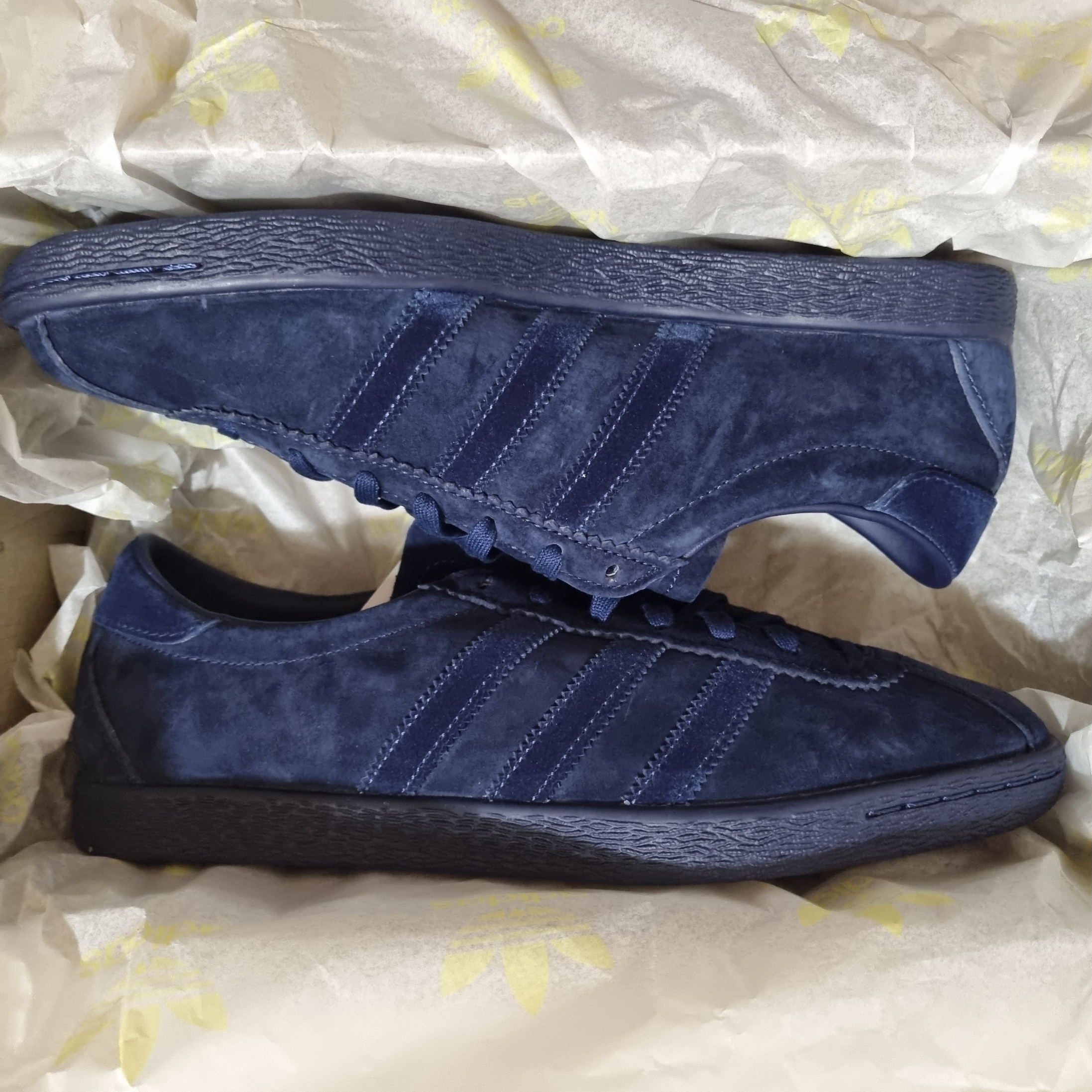 Adidas Tobacco Night Indigo 착용 스타일