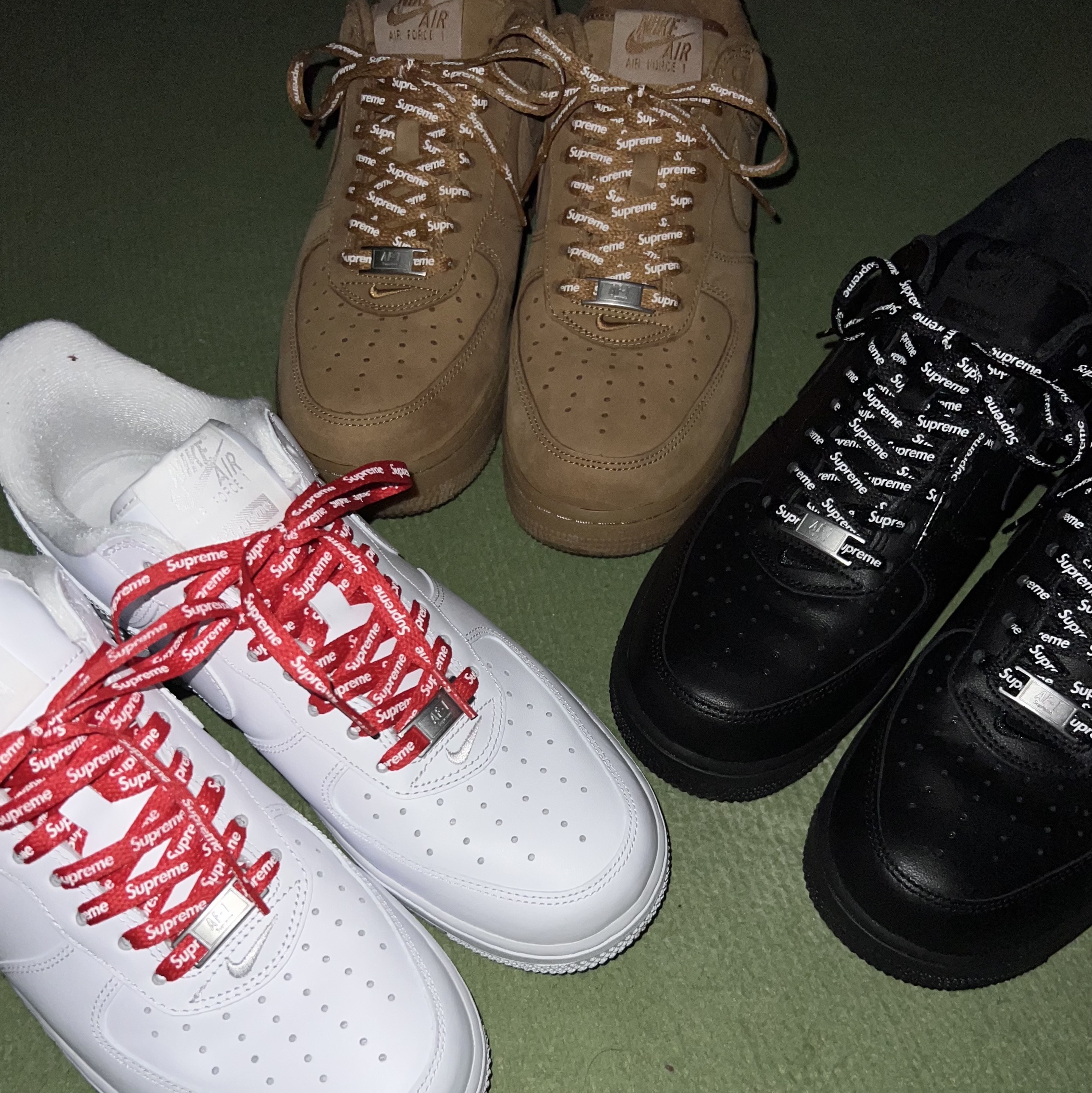 Nike x Supreme Air Force 1 Low White, Nike x Supreme Air Force 1 Low Black 착용 스타일
