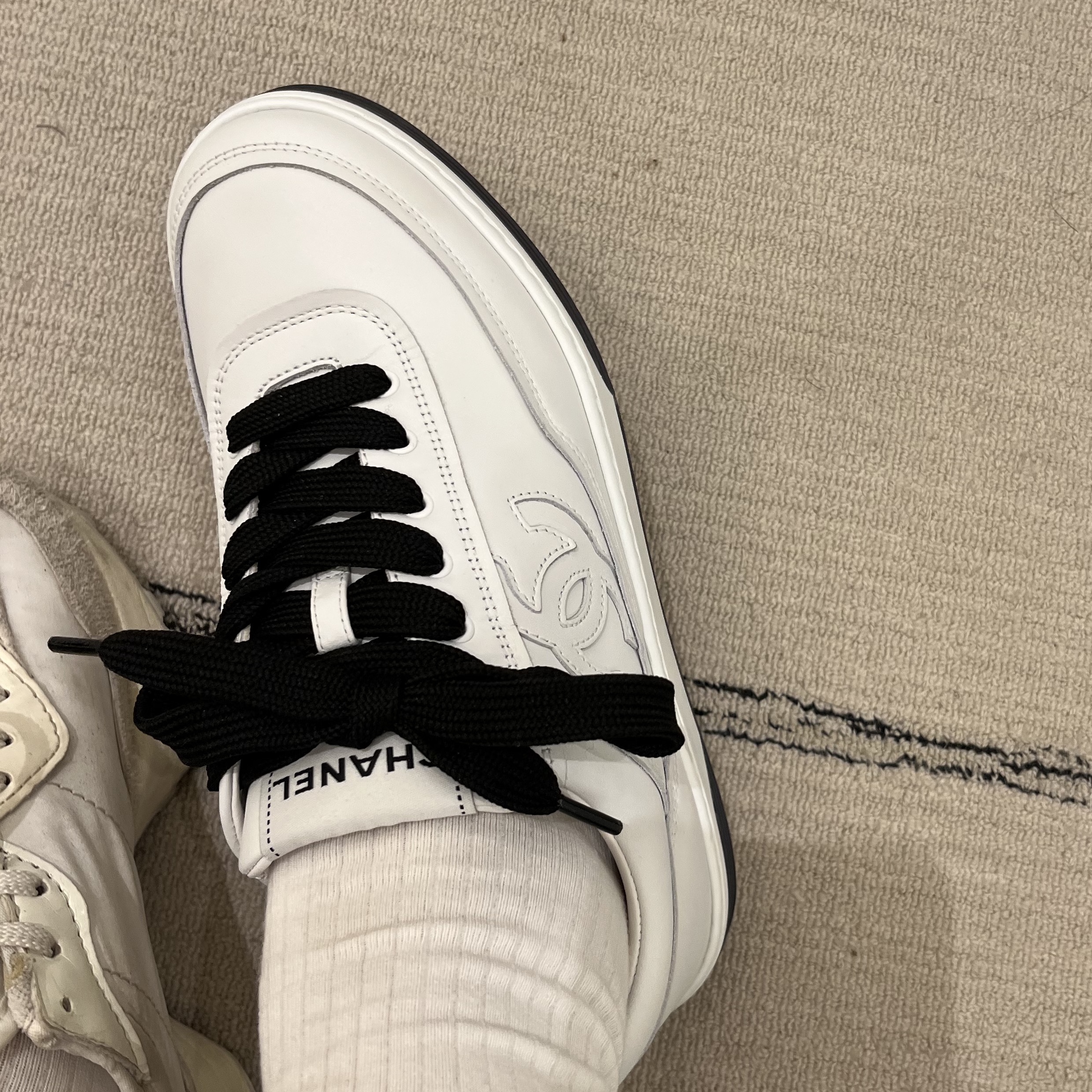 (W) Chanel Sneakers Calfskin & White 착용 스타일