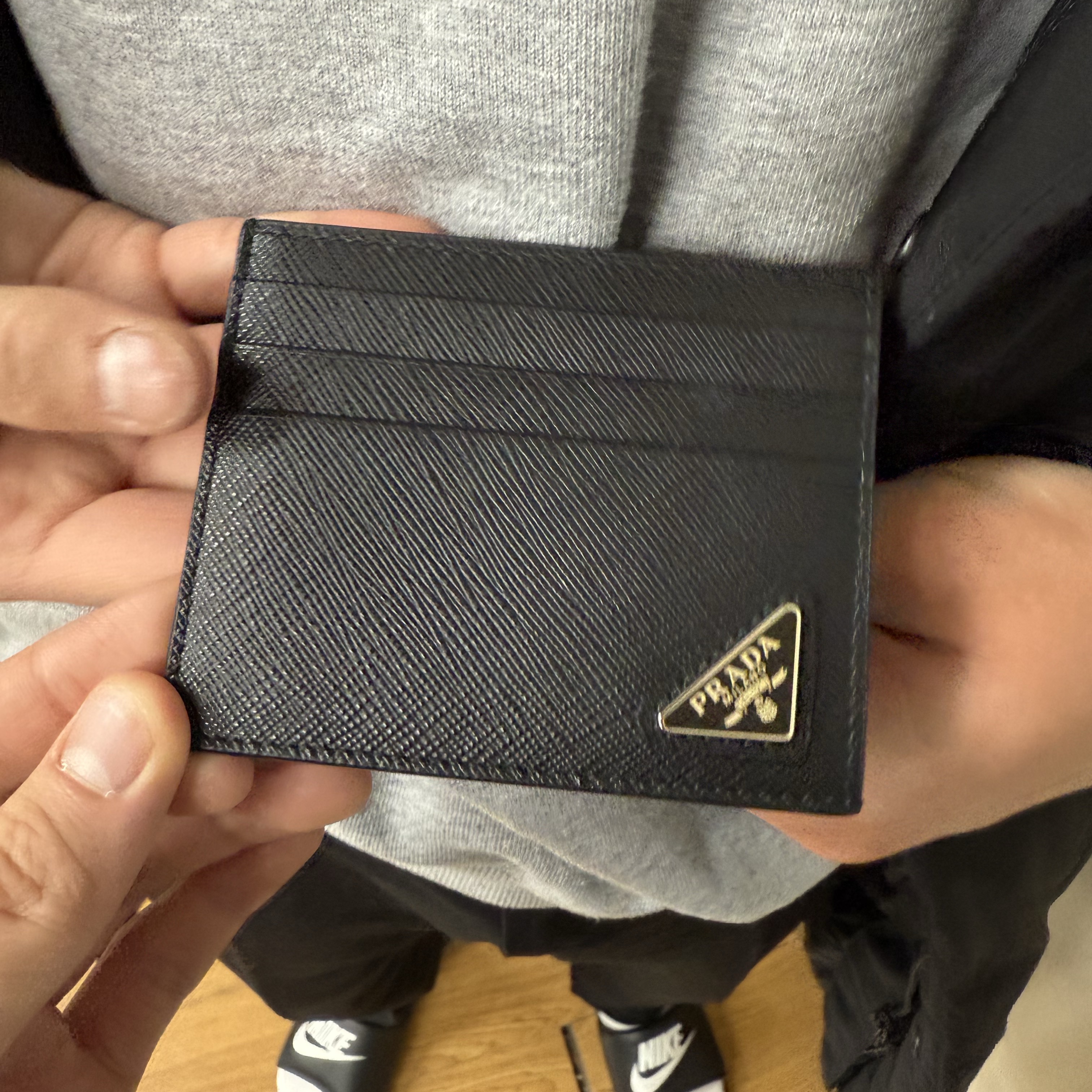Prada Saffiano Leather Card Holder Black 착용 스타일