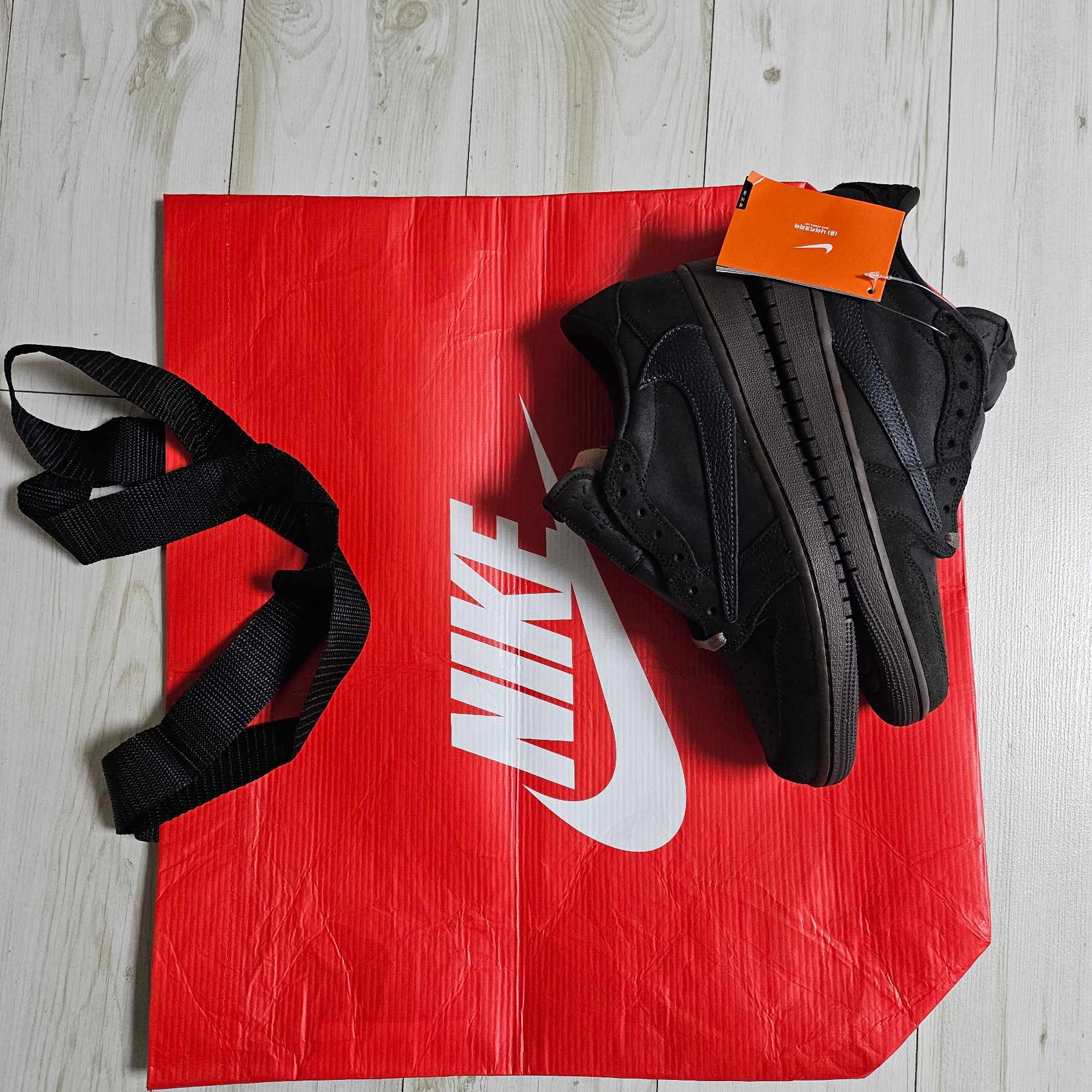Jordan 1 x Travis Scott Retro Low OG SP Velvet Brown and Dark Mocha, (W) Jordan 1 x Travis Scott Retro Low OG SP Canary 착용 스타일 - 1