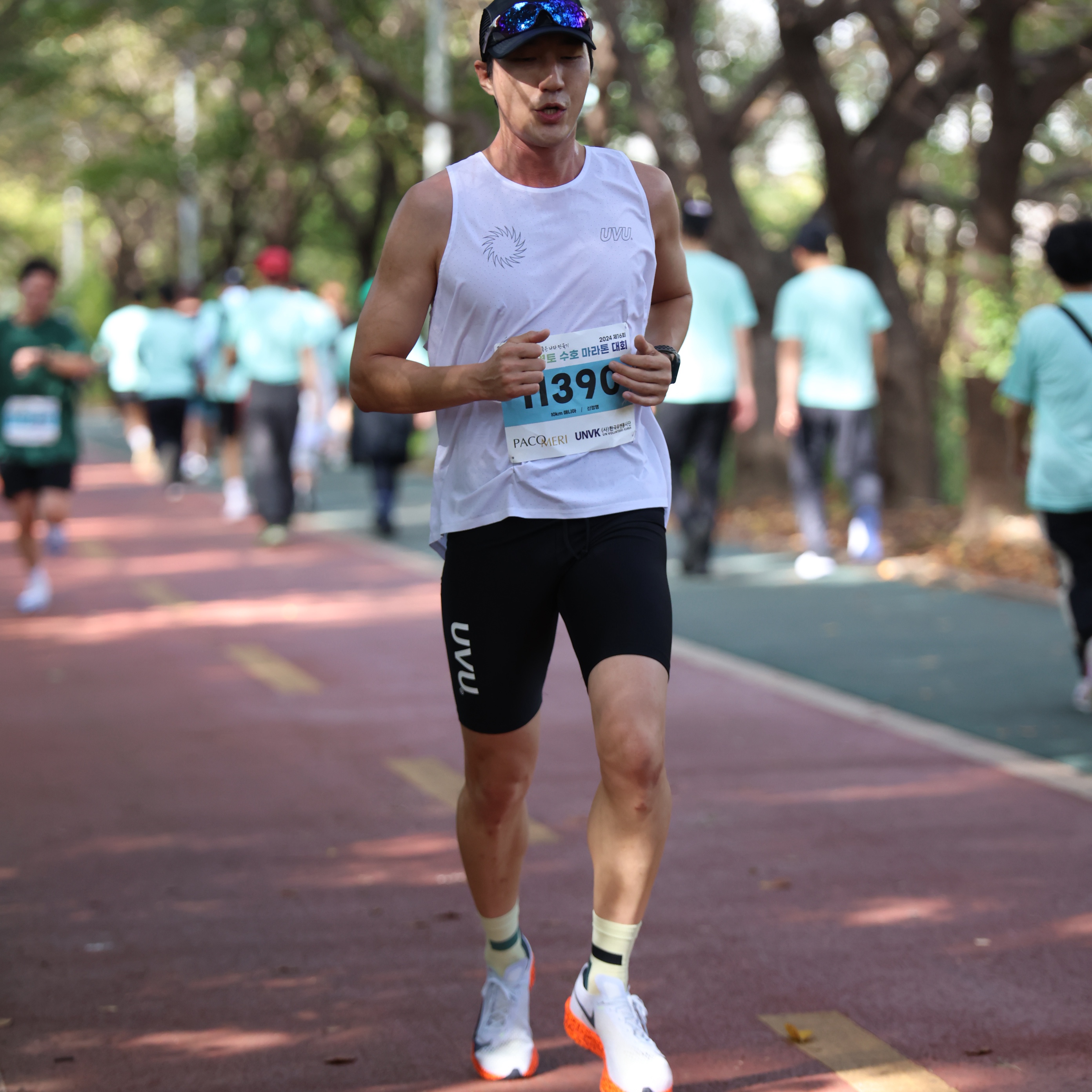 UVU Half Tights Black, UVU Running Vest White 착용 스타일 - 1