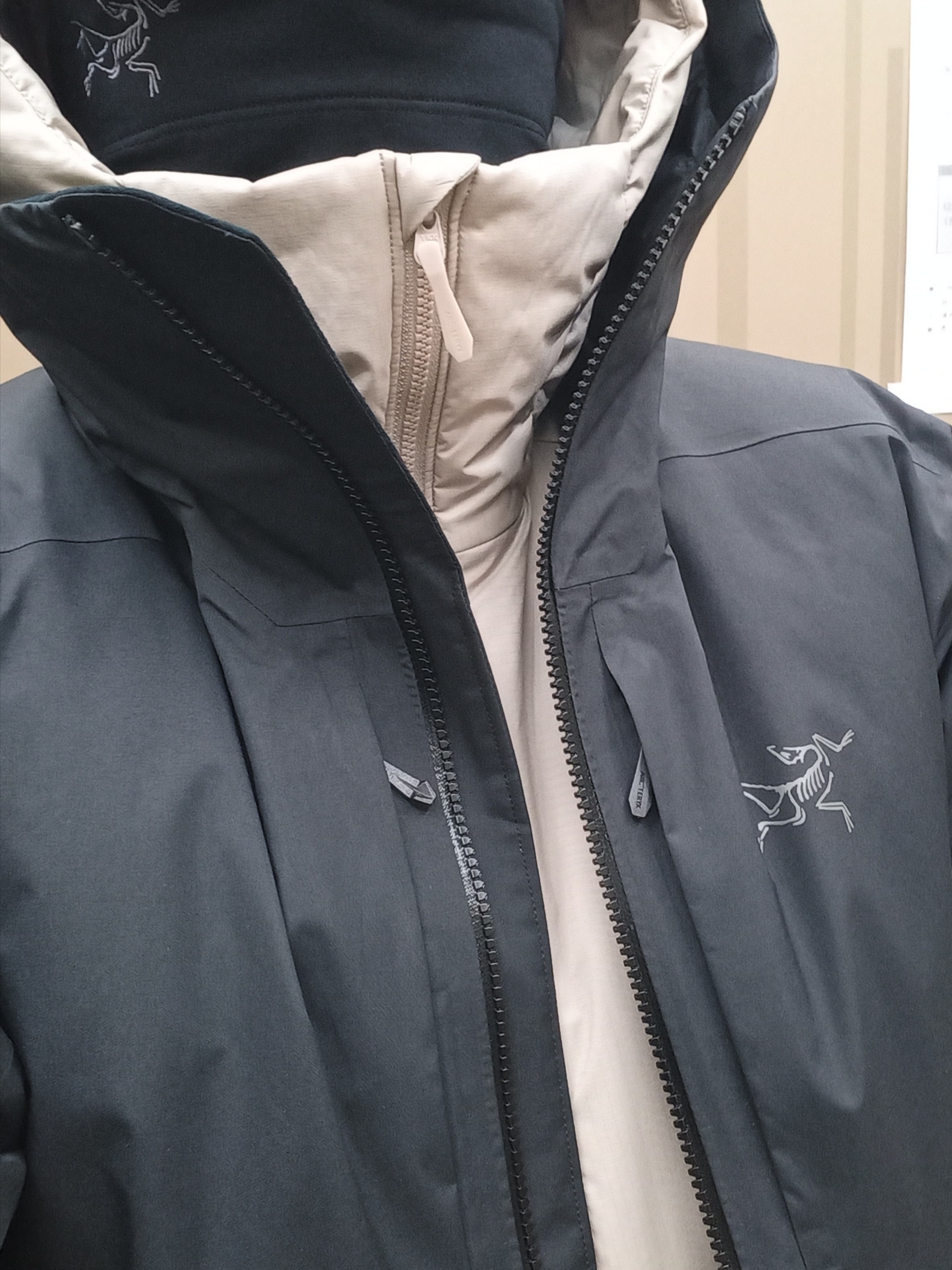 Arc'teryx Rho Lightweight Wool Neck Gaiter Black, UGG Neuman Chestnut 착용 스타일 - 2