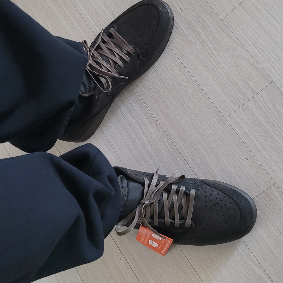 Jordan 1 x Travis Scott Retro Low OG SP Velvet Brown and Dark Mocha 착용 스타일 - 2