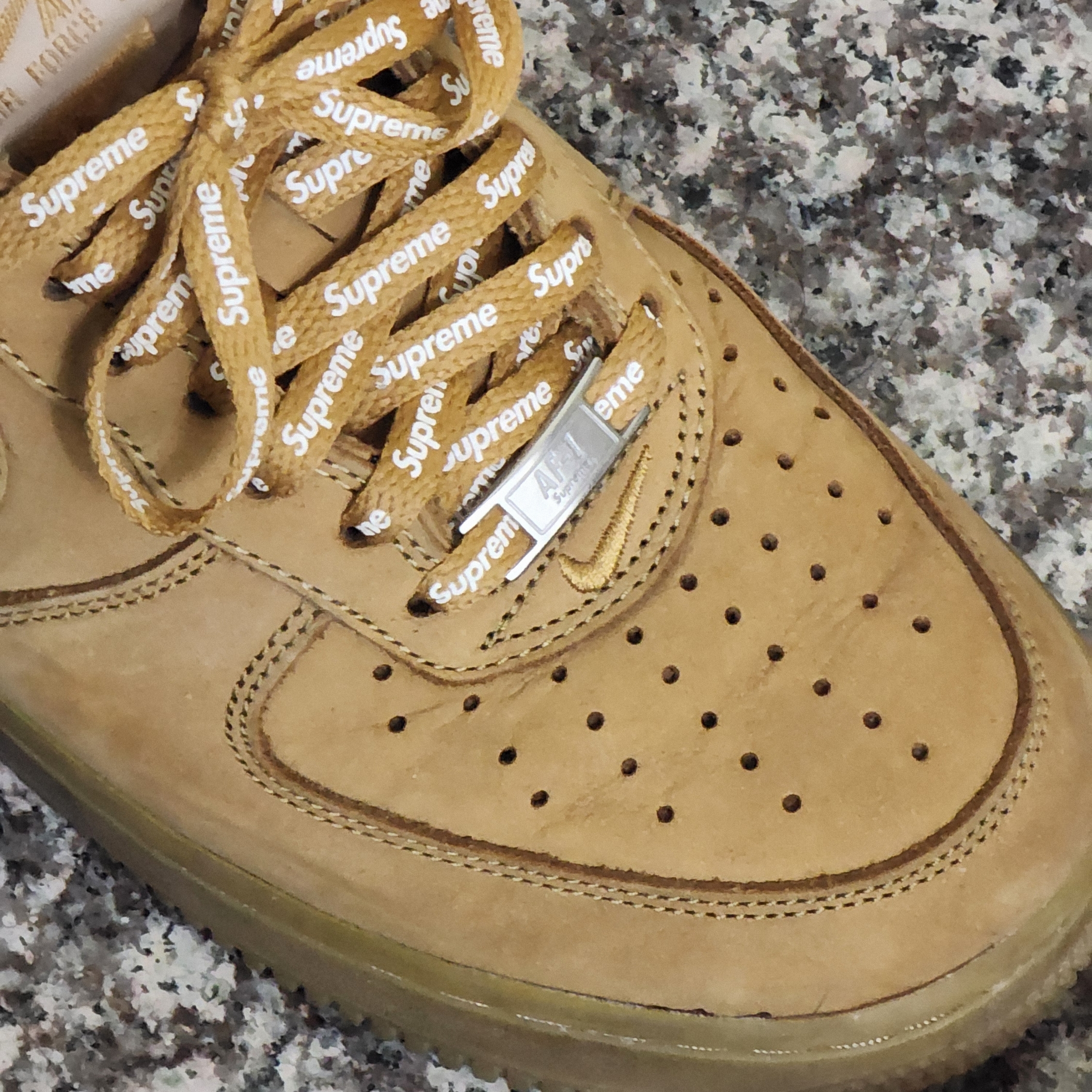 Nike x Supreme Air Force 1 Low Flax 착용 스타일